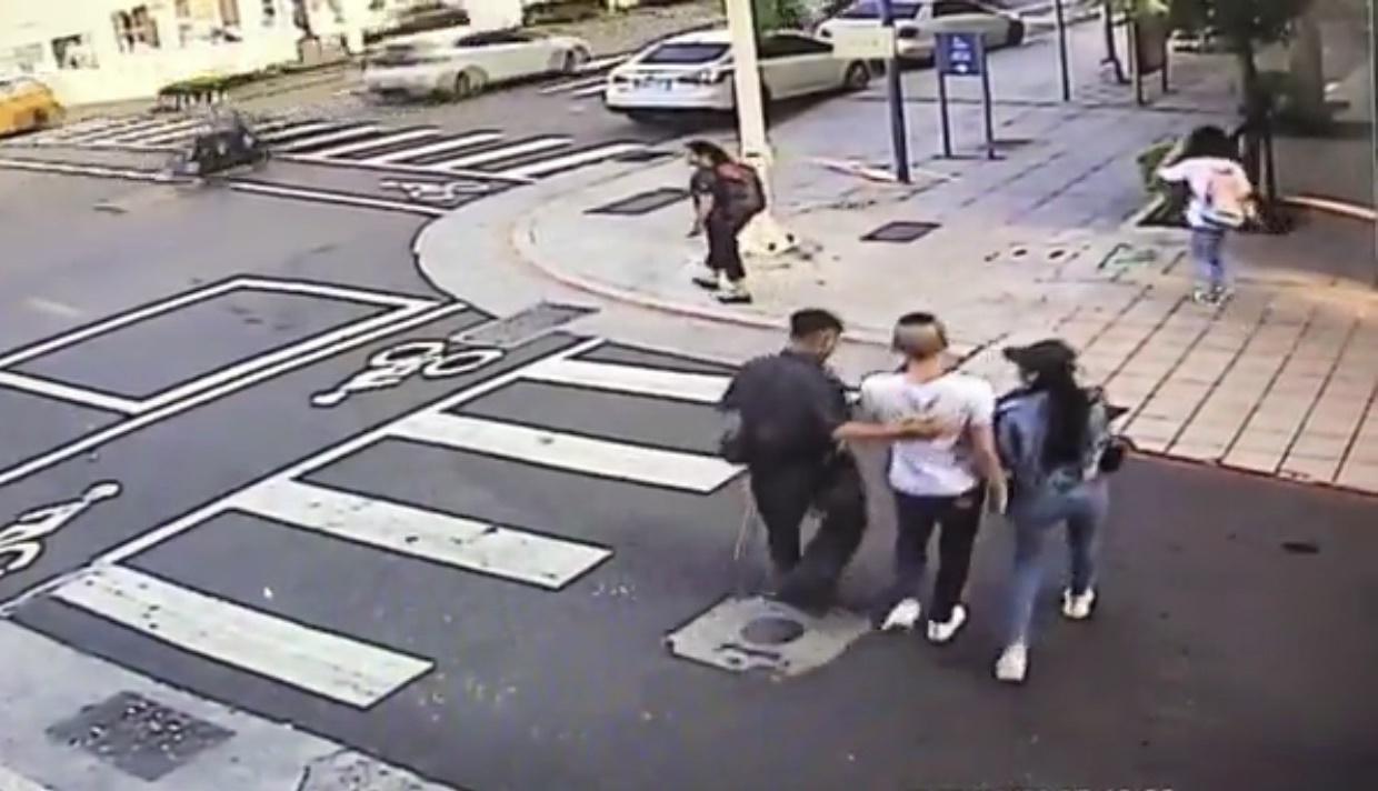 警方將砍人的嫌犯逮捕，訊後依傷害等罪移送法辦。（翻攝畫面）