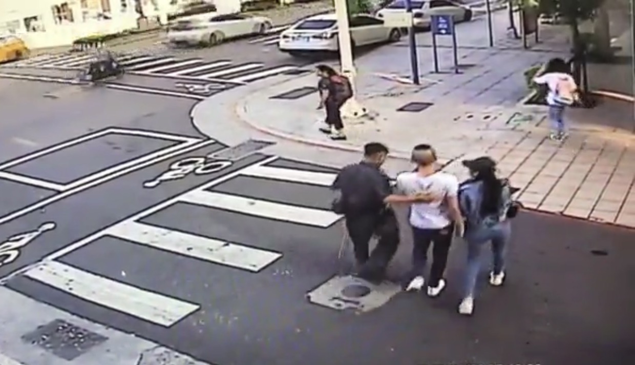 警方將砍人的嫌犯逮捕，訊後依傷害等罪移送法辦。（翻攝畫面）