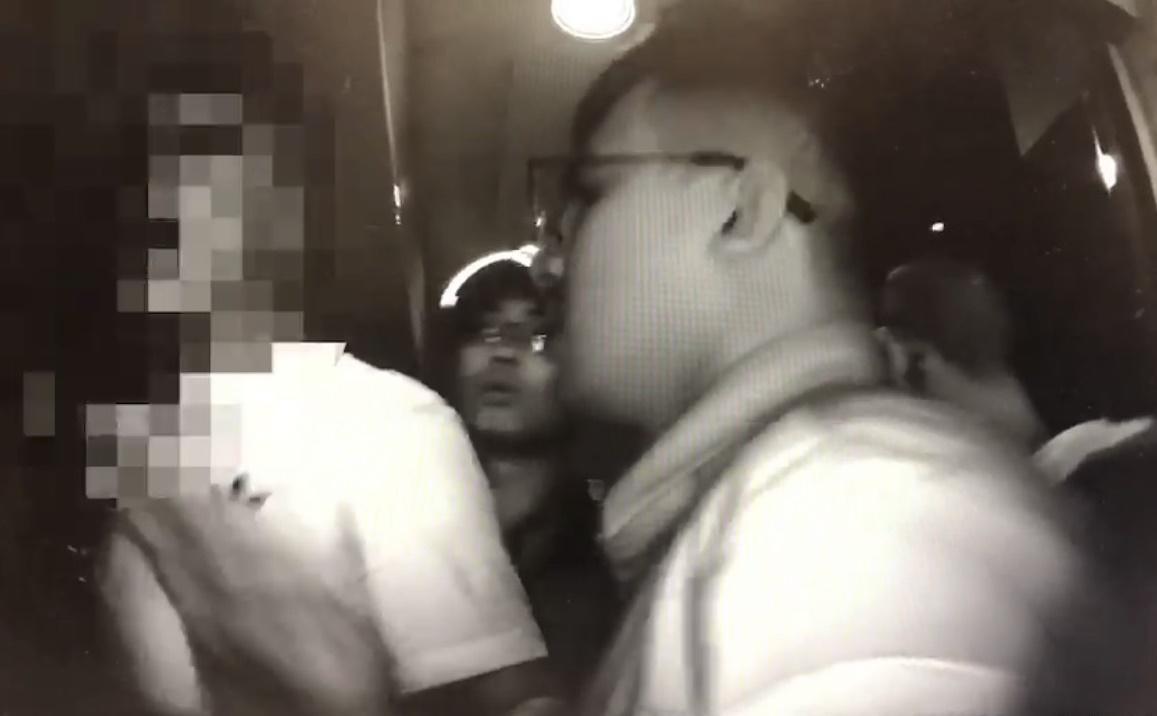 3名醉漢亂闖包廂遭斥，卻惱羞持刀砍人，警方到場惡煞（左）還在醉胡言亂語。（翻攝畫面）