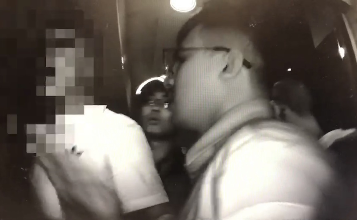 3名醉漢亂闖包廂遭斥，卻惱羞持刀砍人，警方到場惡煞（左）還在醉胡言亂語。（翻攝畫面）