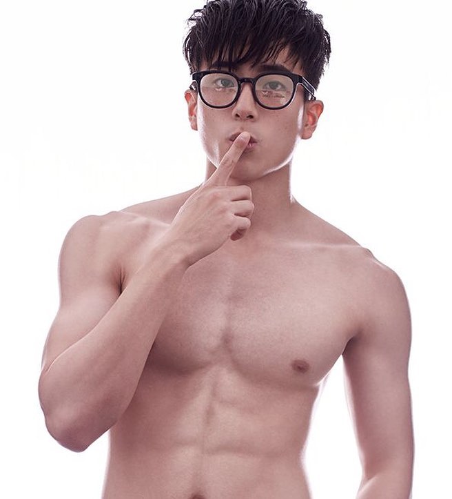 查農在父親鼓勵下開始健身,是名符其實的鮮肉。 (翻攝自查農IG)