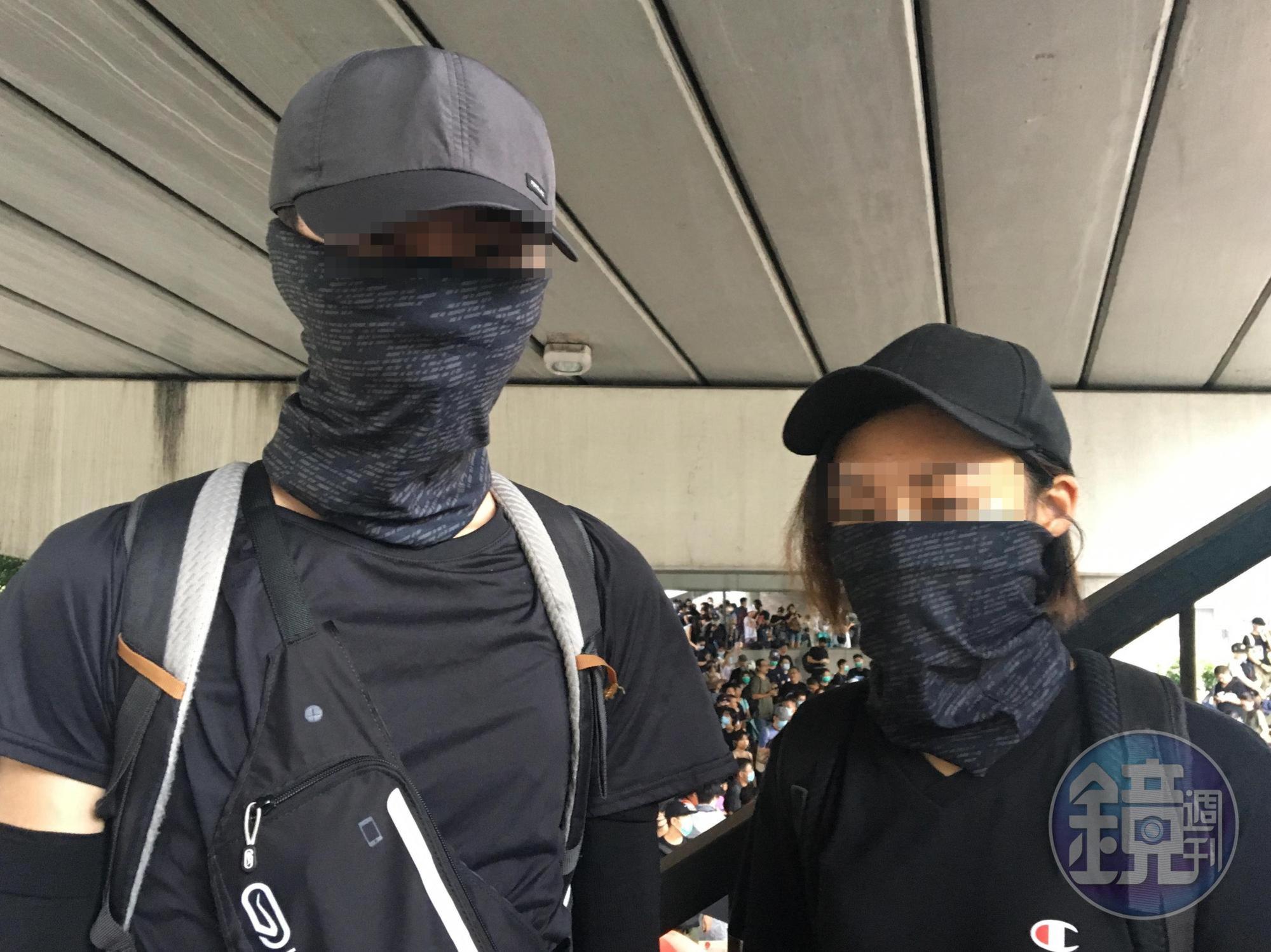 19歲勇武派的「衝衝仔」Justin與他不願透露姓名的朋友一同出席香港8月31日的示威。（攝影：韋薔）