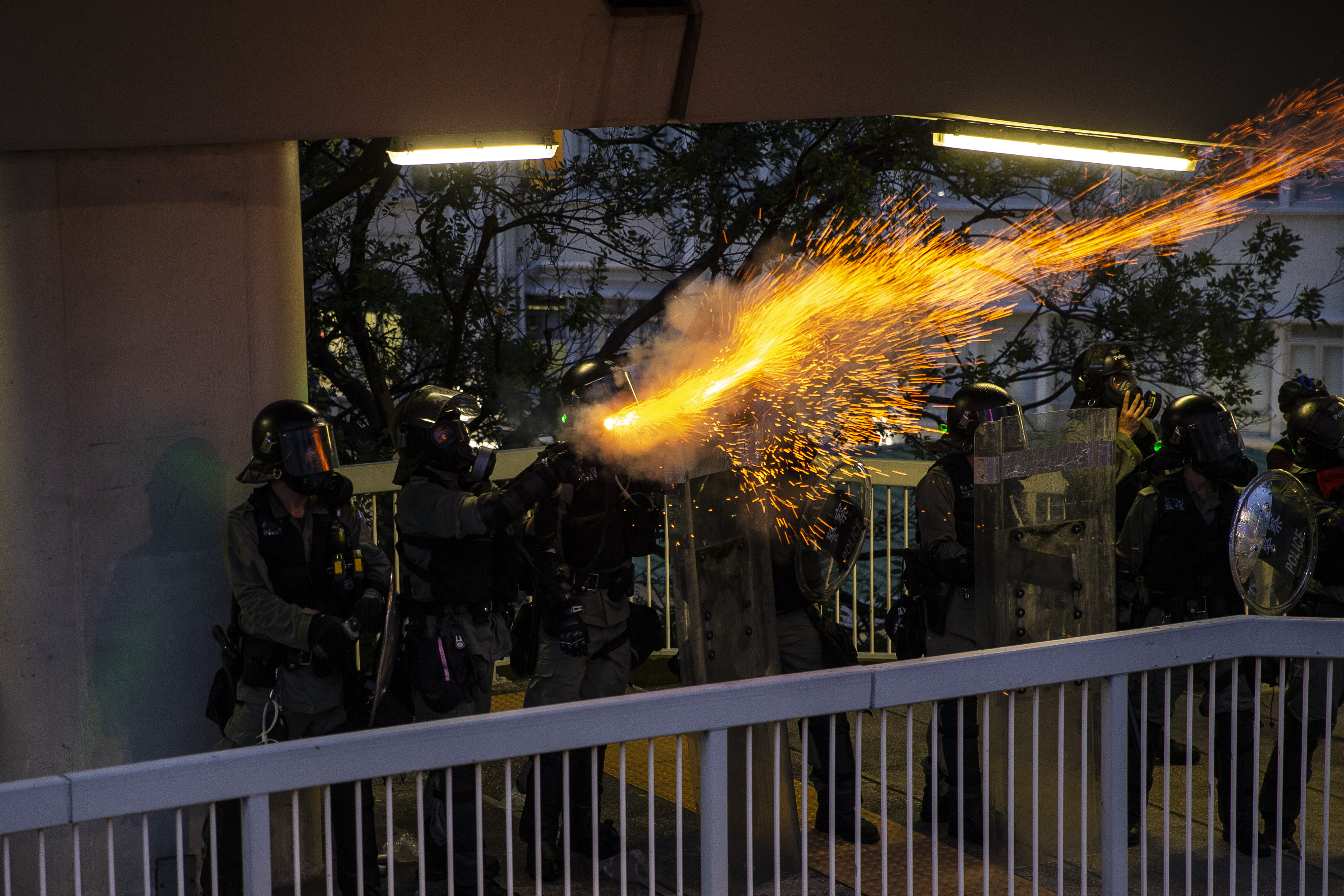6月反送中運動以來，警方屢次使用過當武力，以致民間已不再信任警察，稱他們為「黑警」「黑社會」。（攝影：陳朗熹）