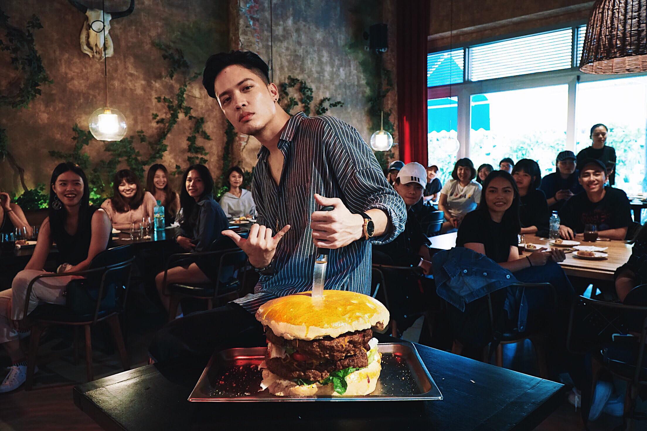 J.Sheon首次開趴會粉絲，一早起床揉麵糰親製超大型漢堡，滿足歌迷口腹之慾。（索尼音樂提供）