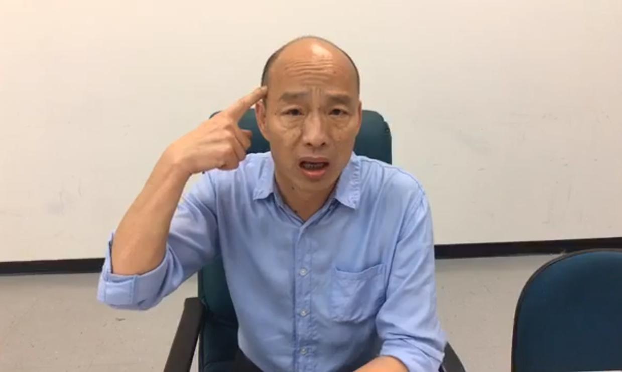 高雄市長韓國瑜今天開臉書直播回應國民黨換瑜話題，表示如果是真的，國民黨中央黨部腦袋大概進水了。（翻攝自韓國瑜粉絲專頁）