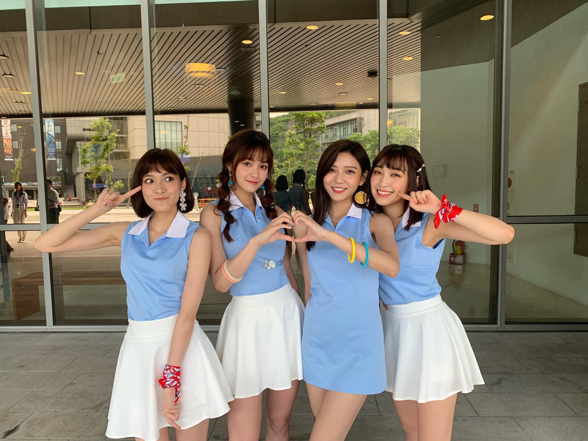 《超強17練習生》節目，由最終獲勝者Kimi、芳芸、琦琦與紫薇組成女團「IVI」。（翻攝自IVI臉書）