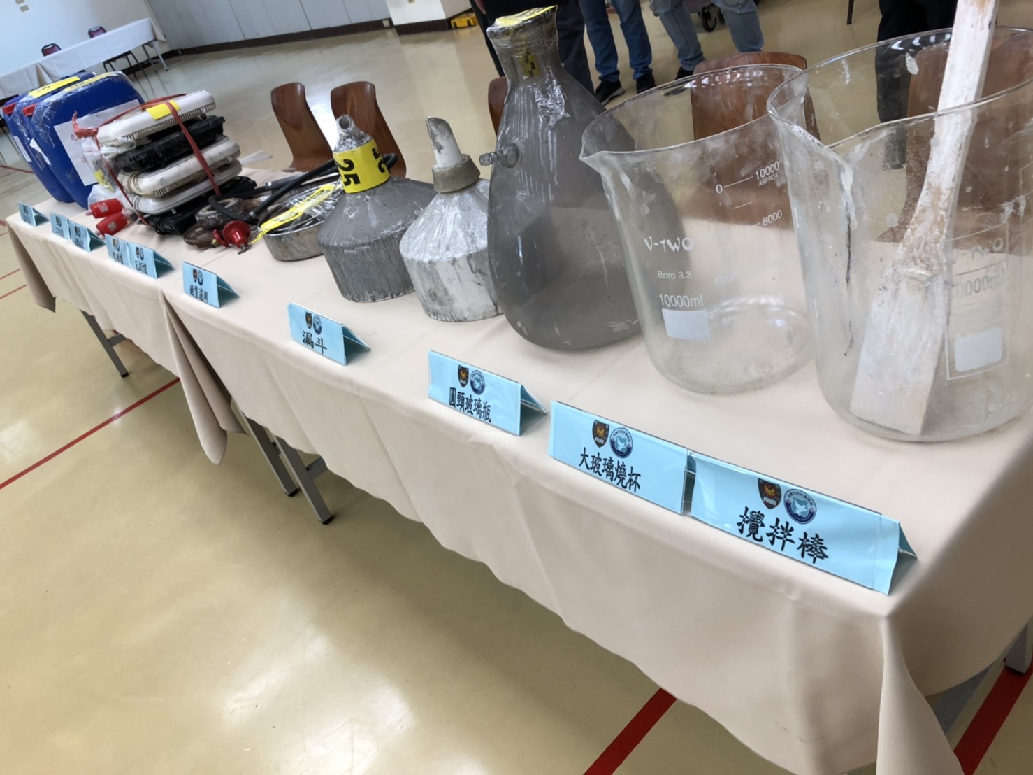 現場展示查扣的大量製毒器具。（翻攝畫面）