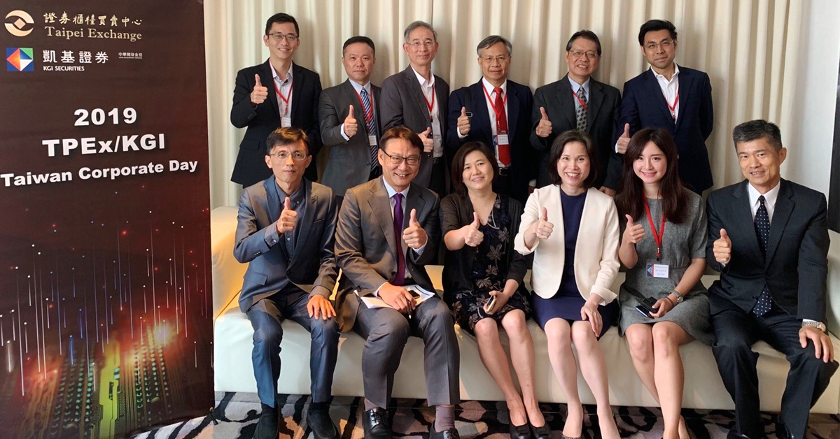 櫃買中心總經理李愛玲(前排右3)與凱基證券呂穎彰資深副總(前排左2)與參加新加坡法說會之上櫃公司代表合影。