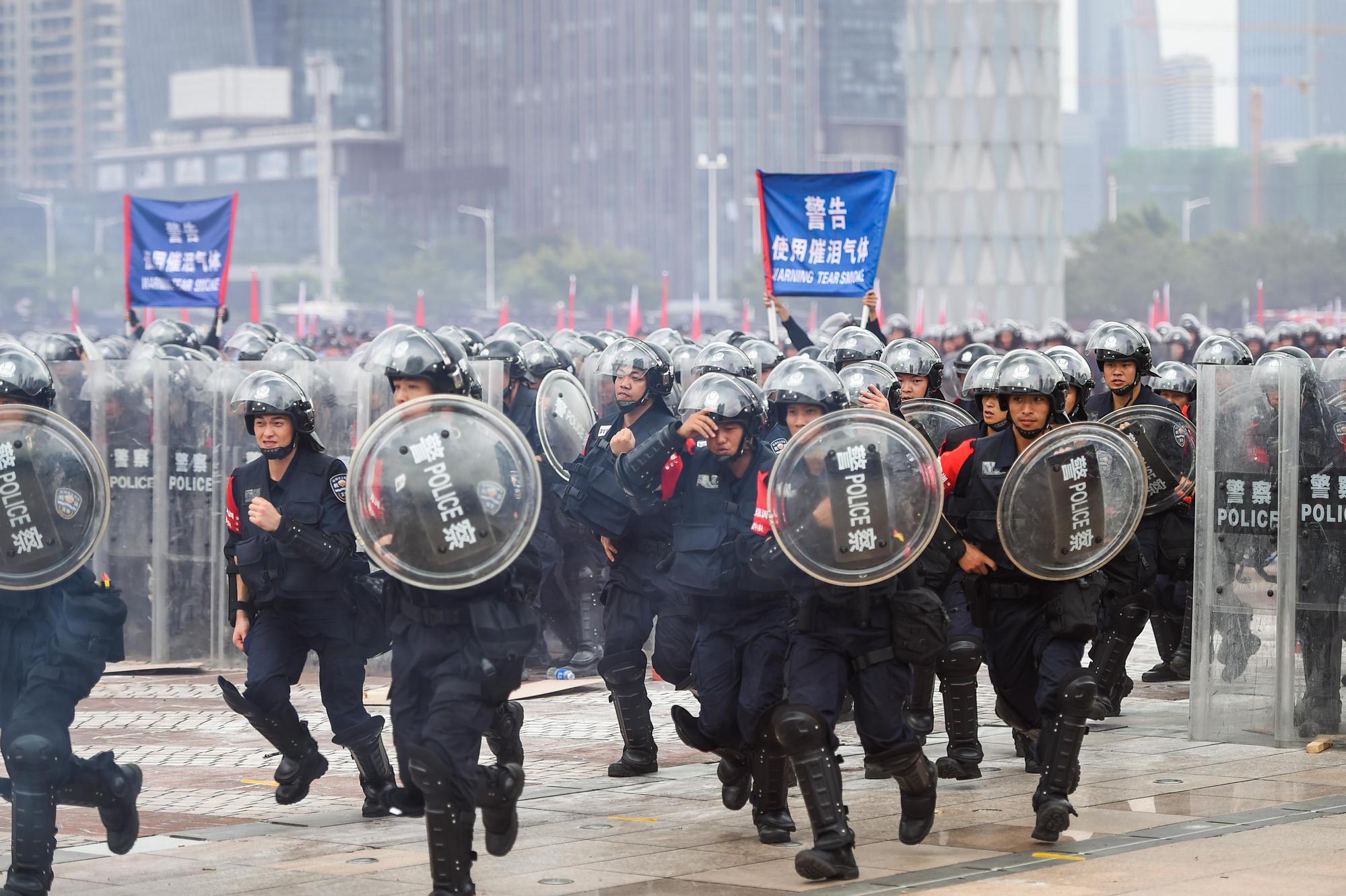 北京中央如果出兵介入香港局勢，將形同宣告一國兩制的結束。圖為深圳武警「亮劍行動」演習。（東方IC）