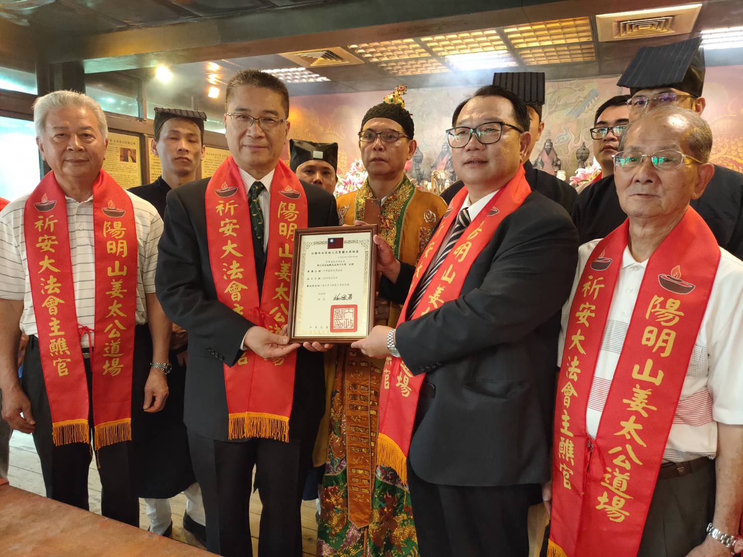 內政部長徐國勇赴姜太公道場參拜，並為中華道家世界協會授證。（翻攝畫面）