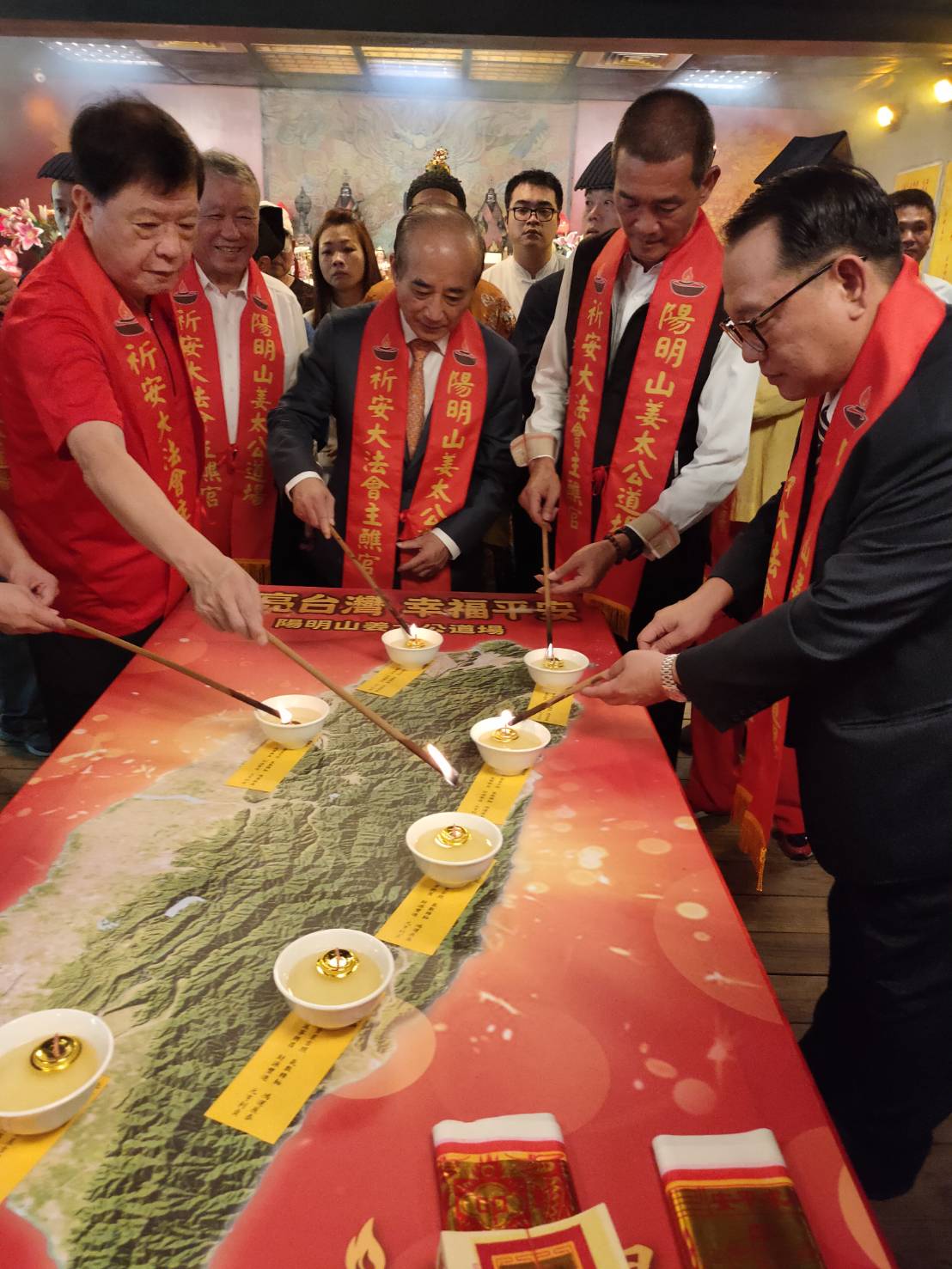 前立法院長王金平出席姜太公祝壽大典，在道場主席羅世新安排下，點七星燈為台灣祈福。（翻攝畫面）