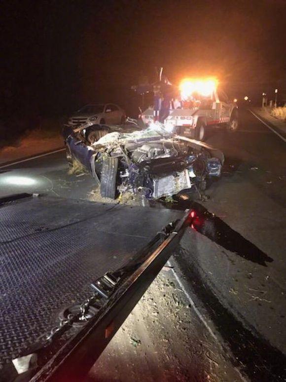 TMZ曝光車禍現場照片,整輛車車頭幾乎全毀,擋風玻璃也整片碎掉。(翻攝自TMZ)
