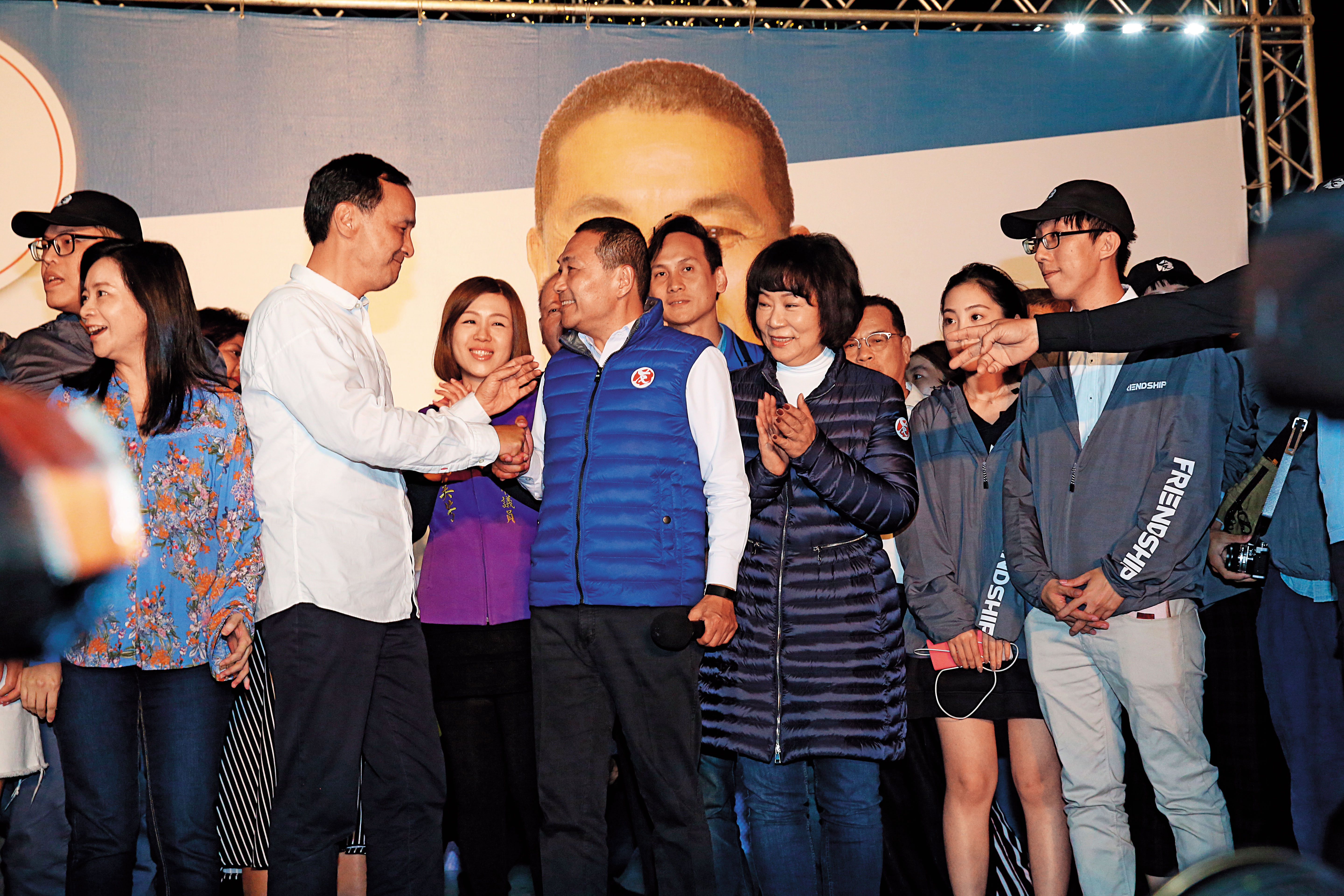 為穩住藍營最大票倉新北，韓國瑜希望藉由與朱立倫合作，拉回侯友宜的支持。