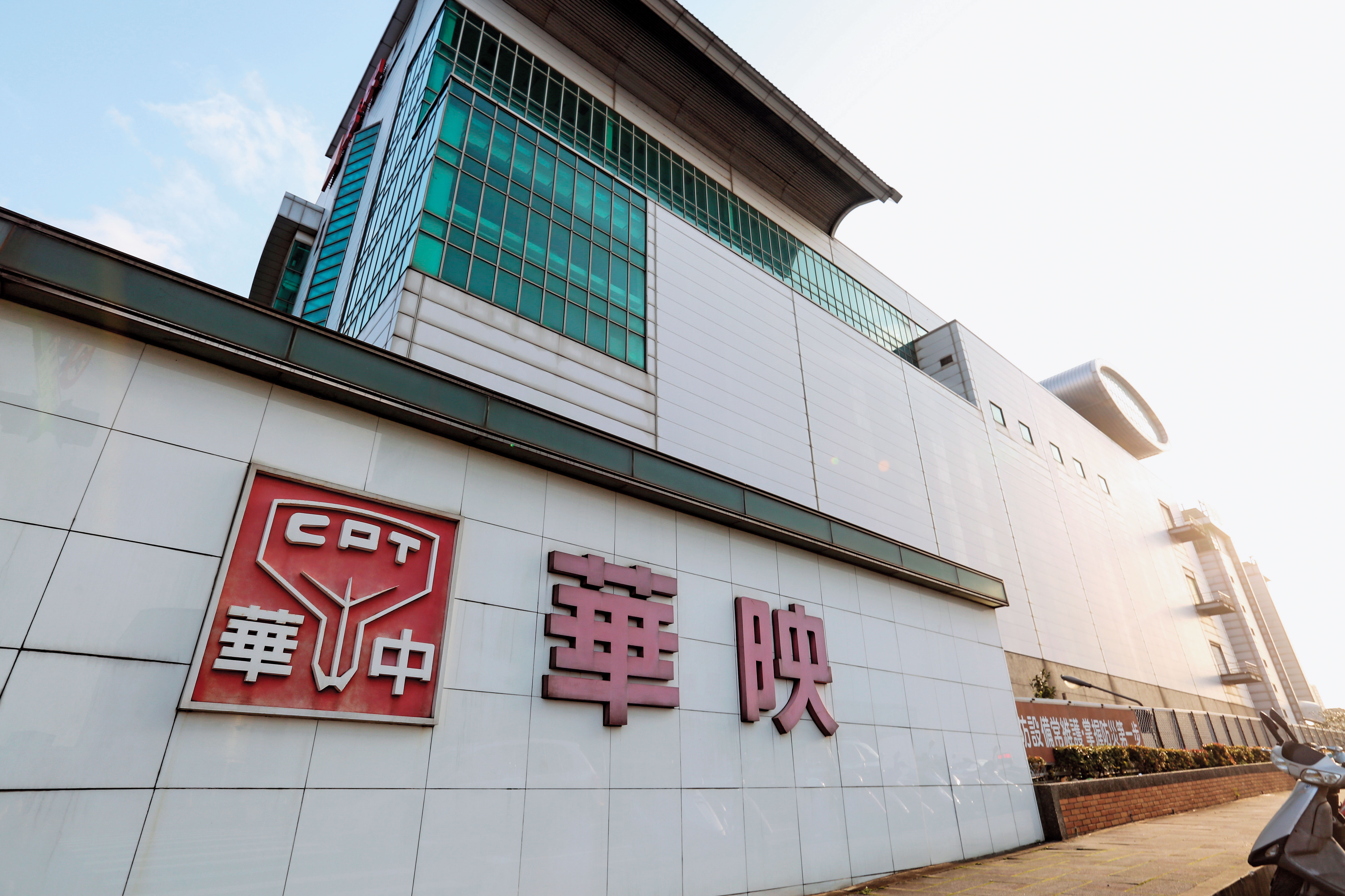 華映董事會通過解雇高達二千一百多名員工，今年前8個月全國企業大量解僱的人數，逼近歷史新高。