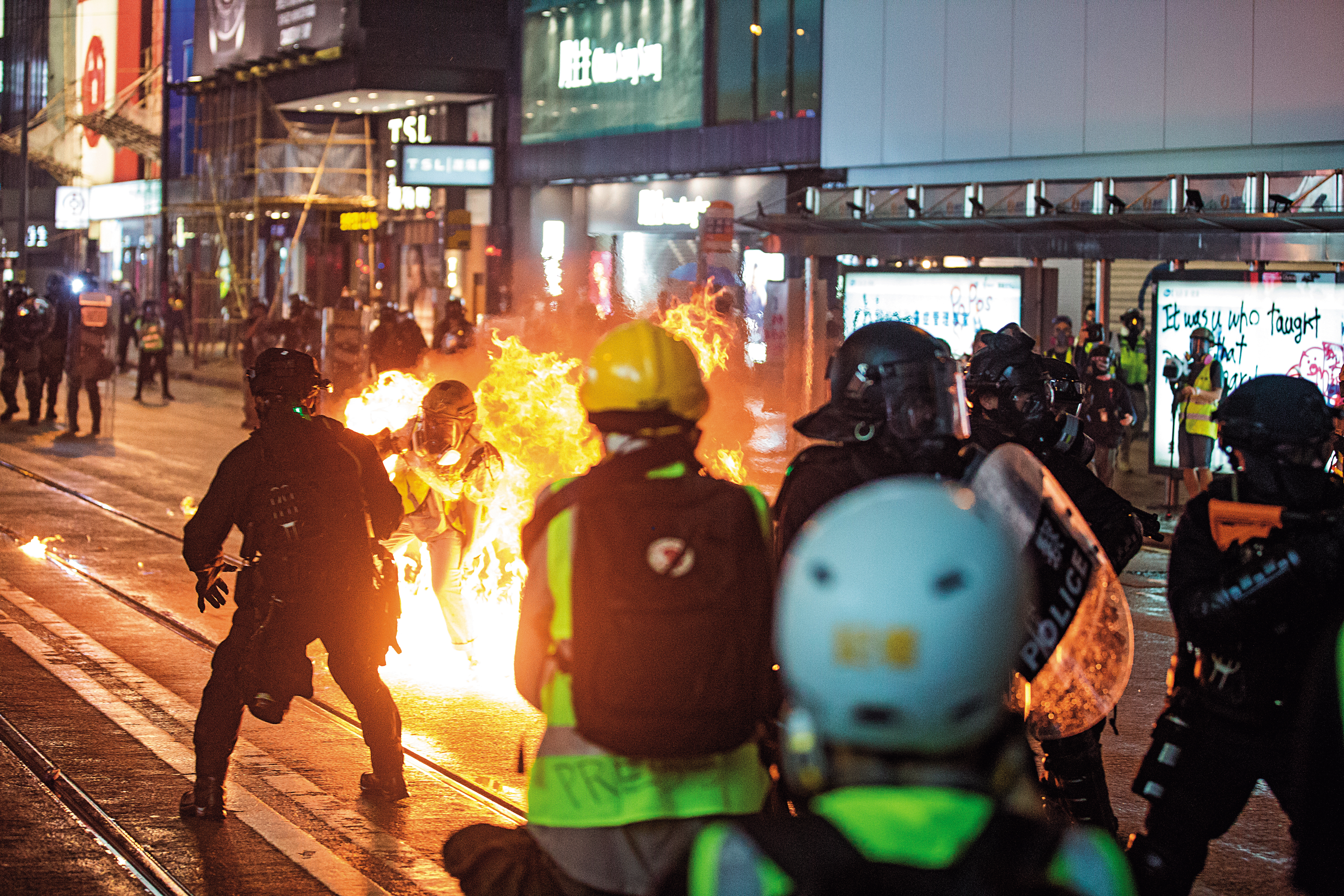 灣仔至銅鑼灣一帶被憤怒的示威者占據，一名示威者點燃火球。