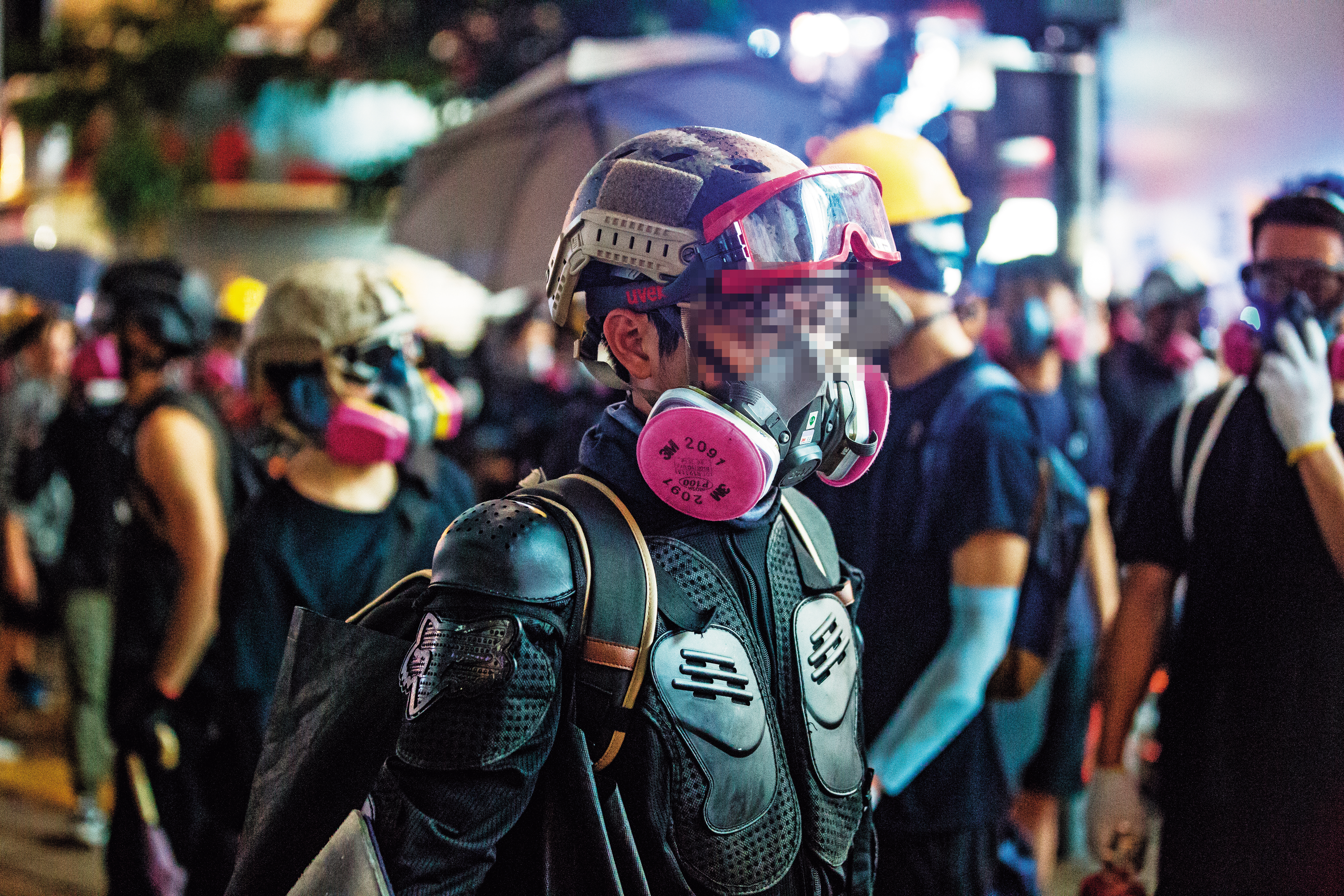 警方於831當晚多次施放催淚彈，勇武派示威者全副武裝，許多人都自備全套升級過後的裝備和防毒面具。