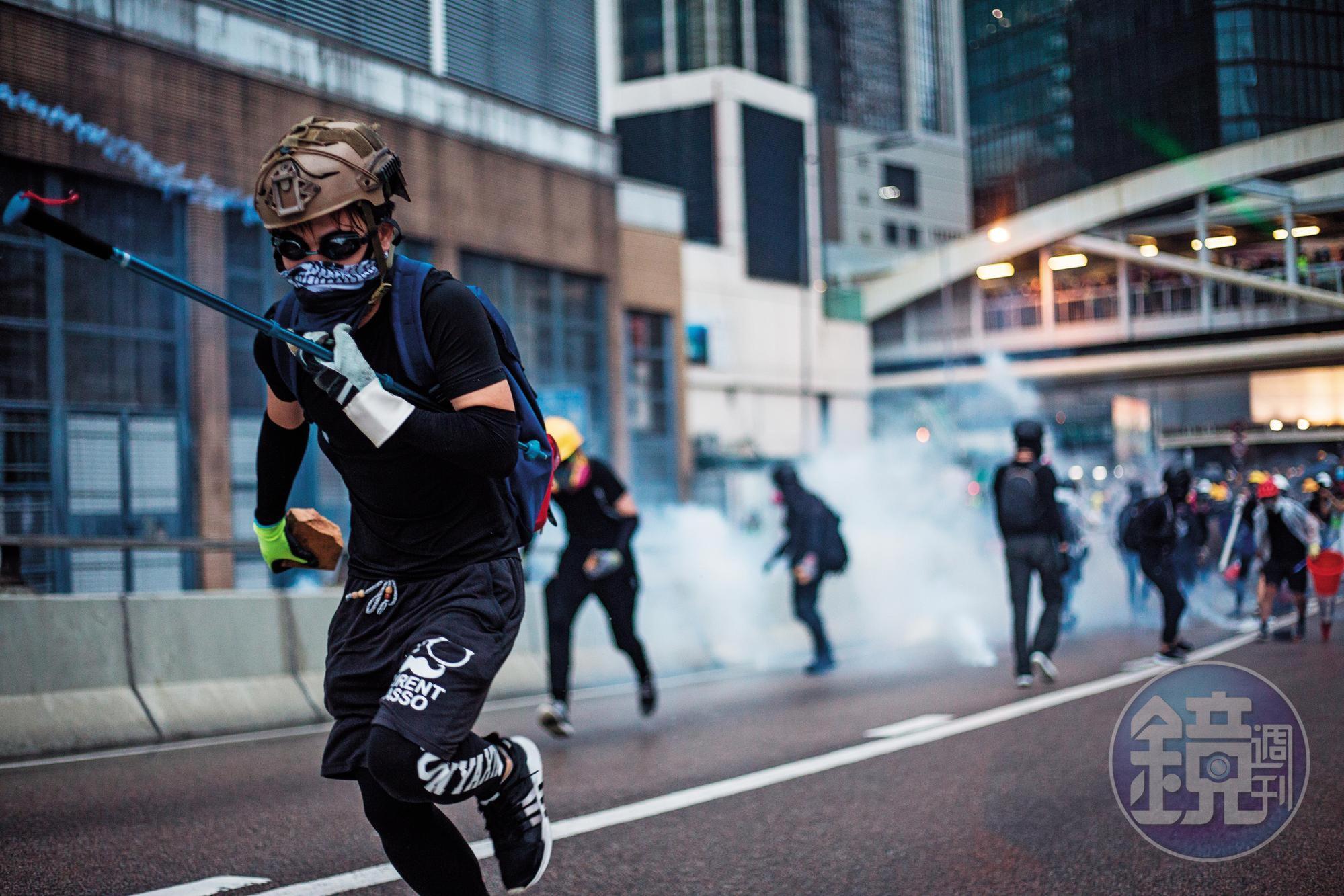 勇武派示威者全副武裝，不少人表示願為香港一戰，甚至願意犧牲。