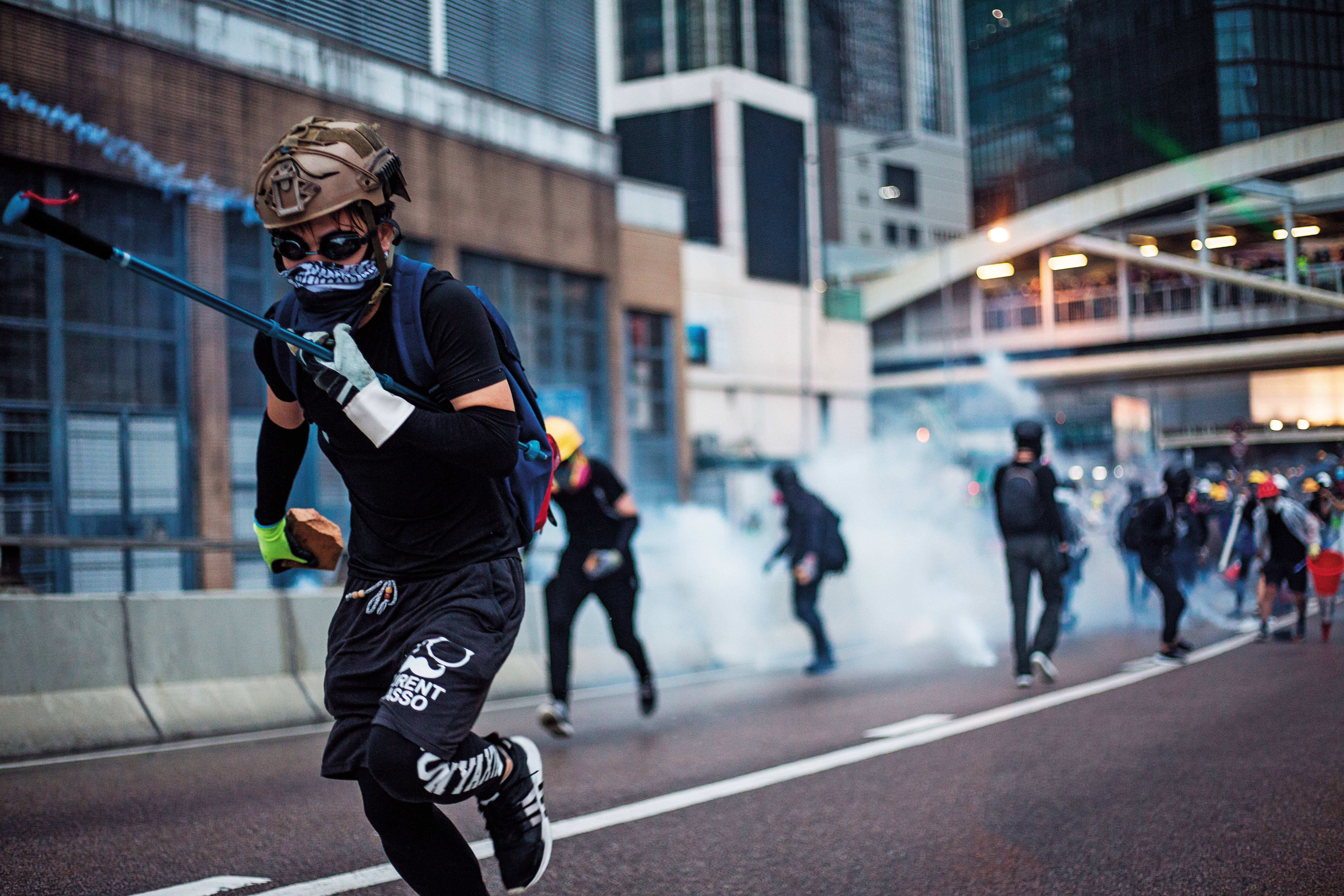 勇武派示威者全副武裝，不少人表示願為香港一戰，甚至願意犧牲。