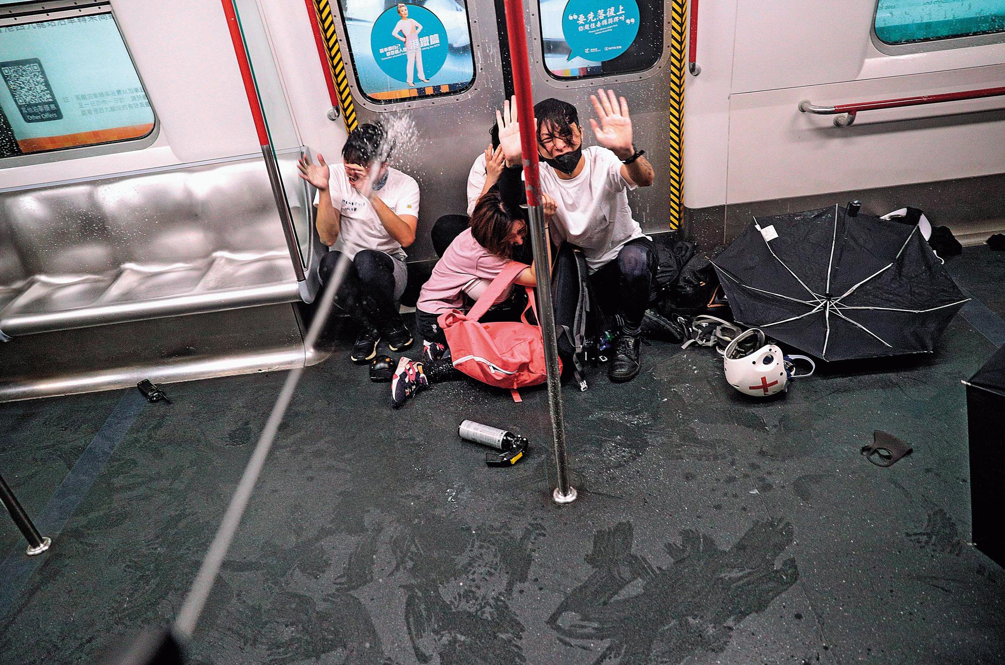 831夜裡，港鐵太子站內突然湧入警察，無差別毆打市民。 （達志影像）