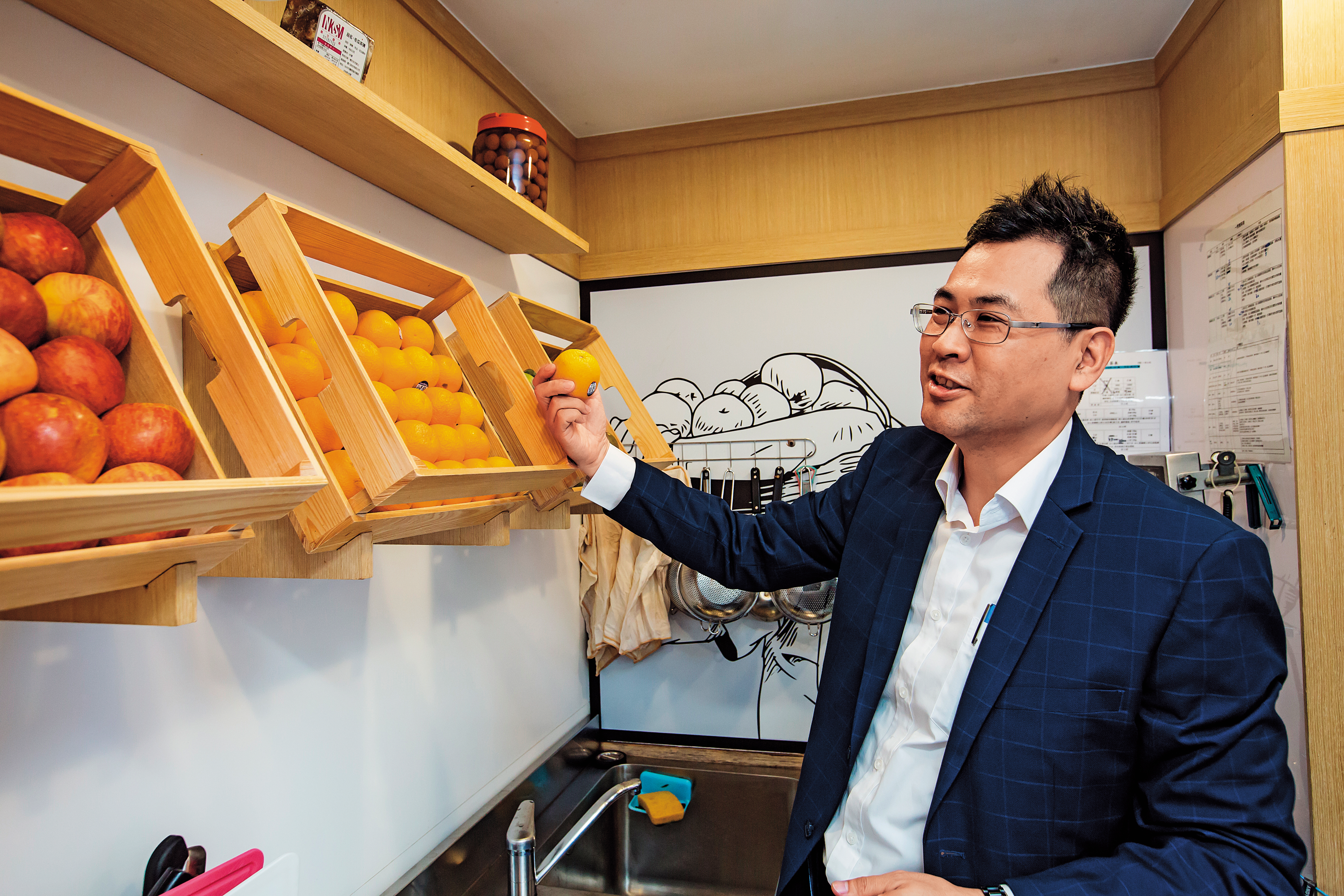 劉曜州積極建立原物料供應鏈，主打水果茶，特別重視水果產地的挑選。