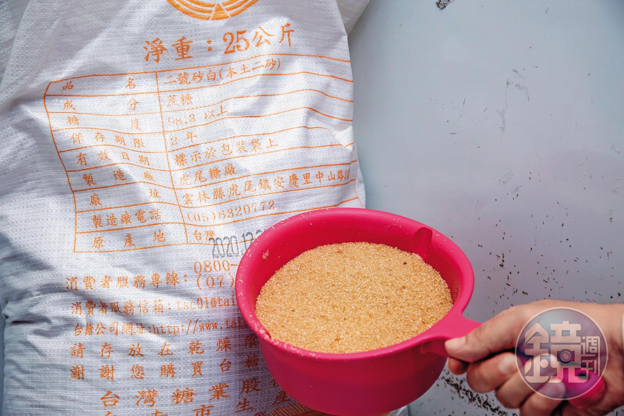 不用現成糖漿,以台糖本土二砂製作糖水,香氣更濃郁。