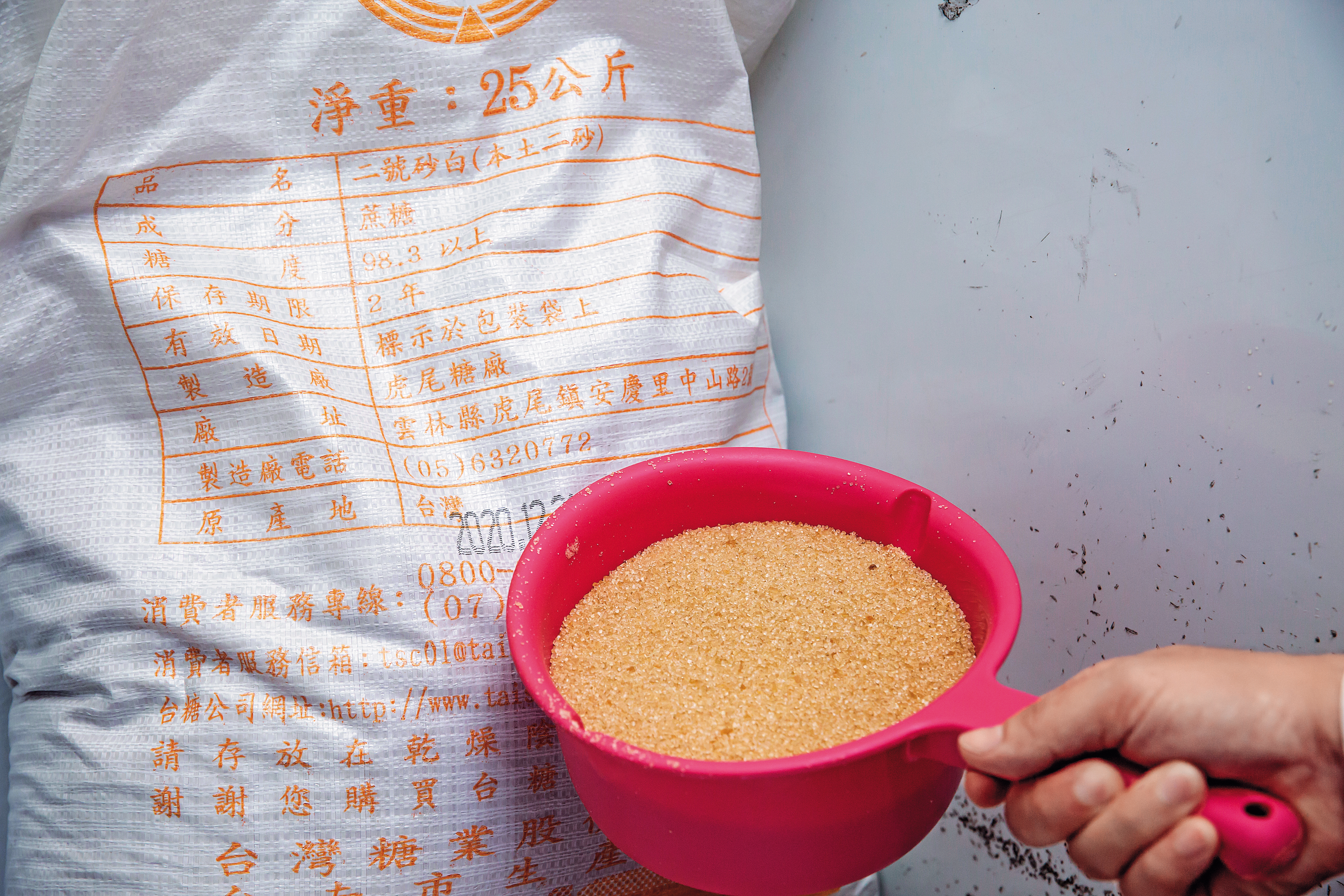 不用現成糖漿，以台糖本土二砂製作糖水，香氣更濃郁。