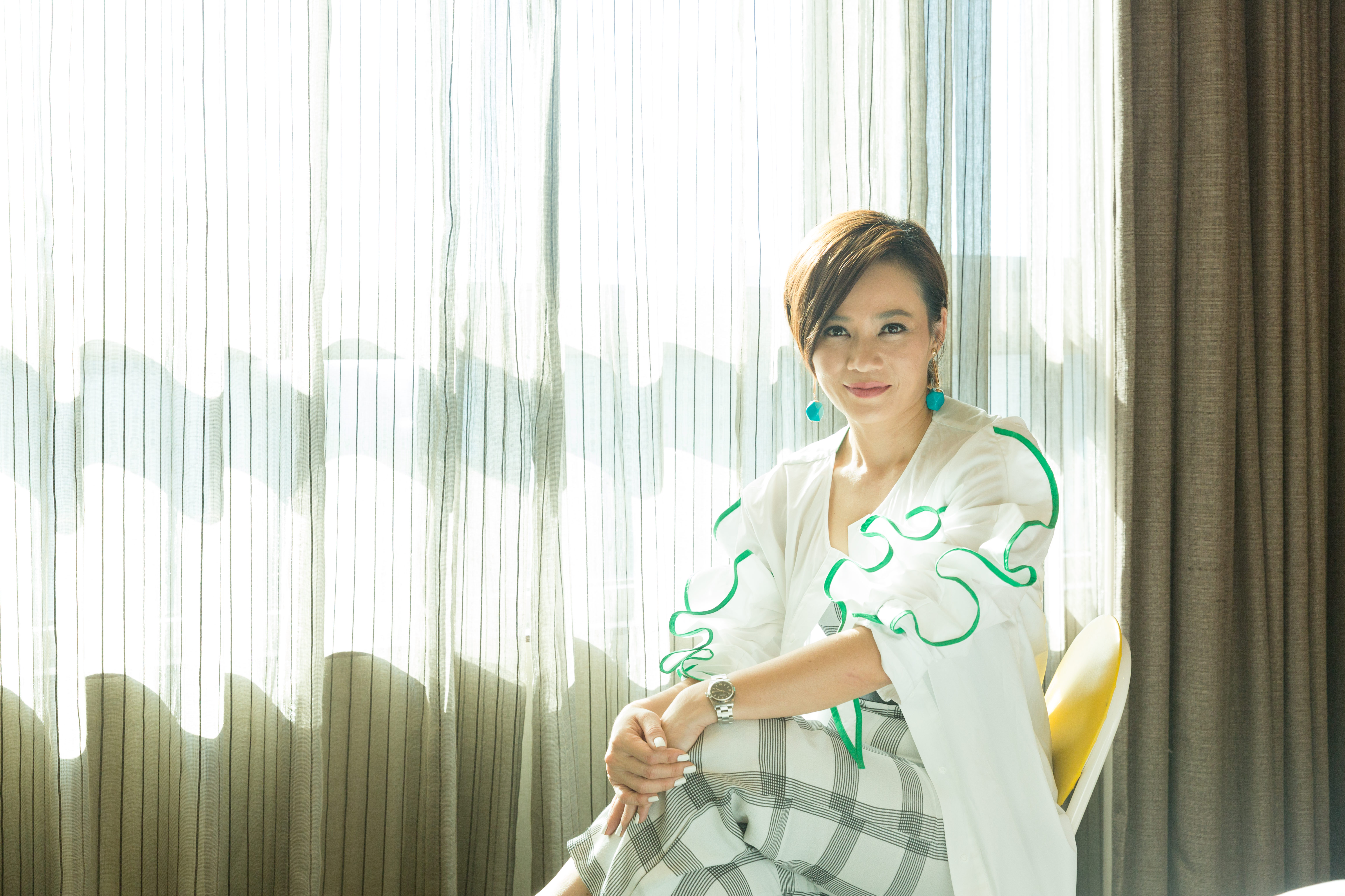 楊雁雁在《爸媽不在家》演的是與孩子關係疏離的媽媽，但留著俐落短髮的她，氣場一下強大了起來。