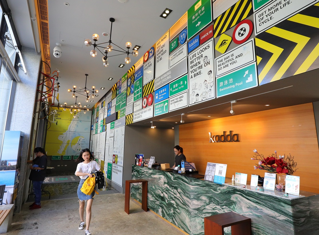以道路指標及自行車做為主題的Kadda Hotel大廳。
