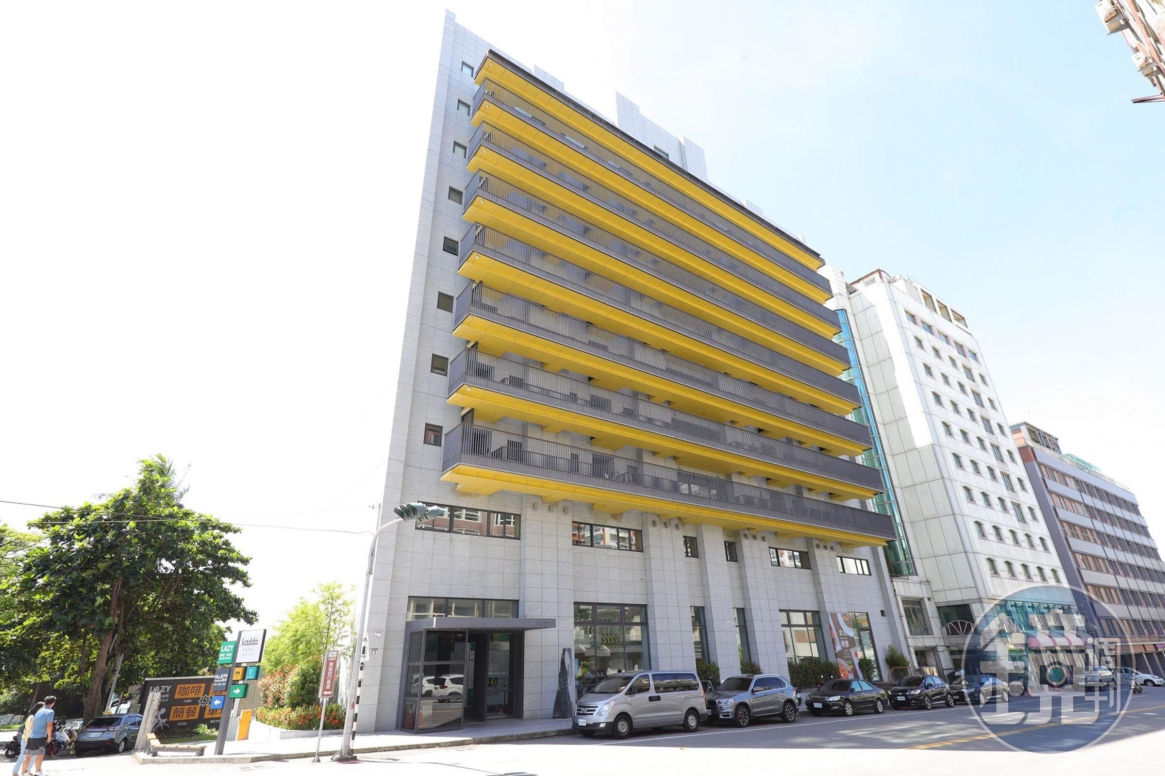 窄長型的Kadda Hotel，每一間客房都有陽台及海景。