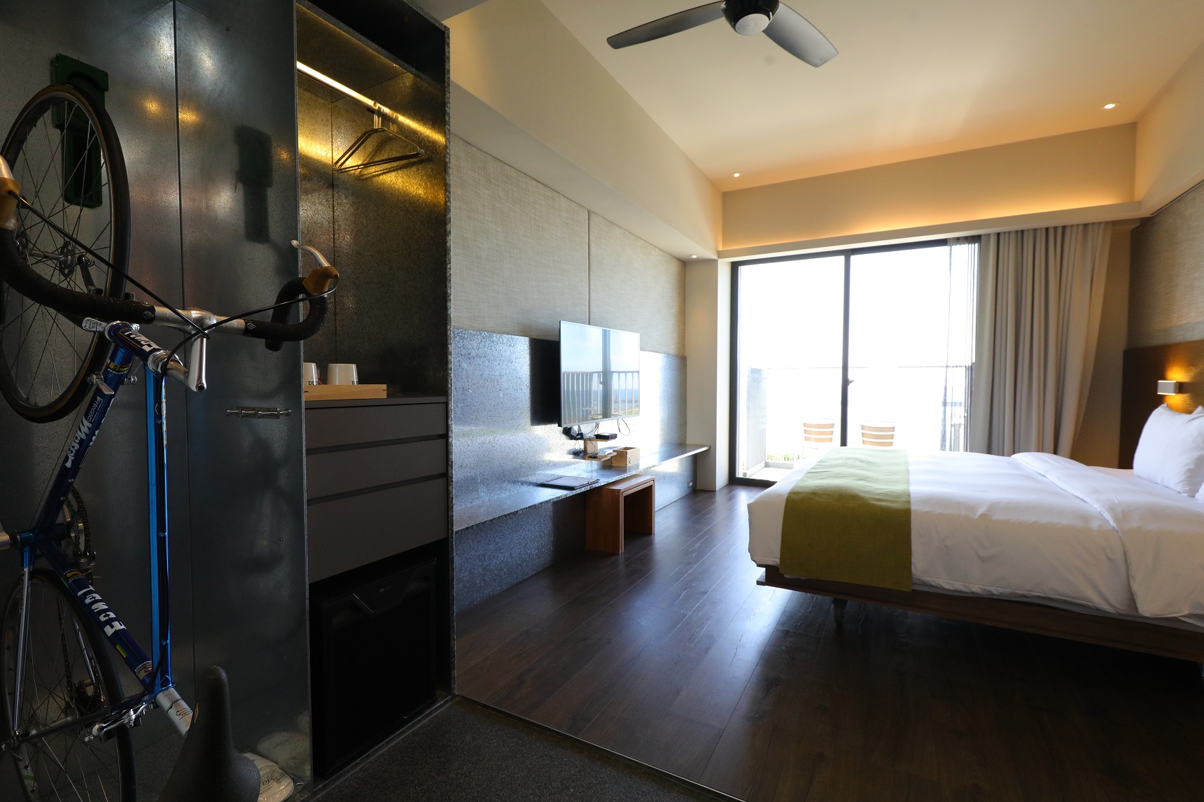 Kadda Hotel的每間客房內都能擺掛2台自行車。 