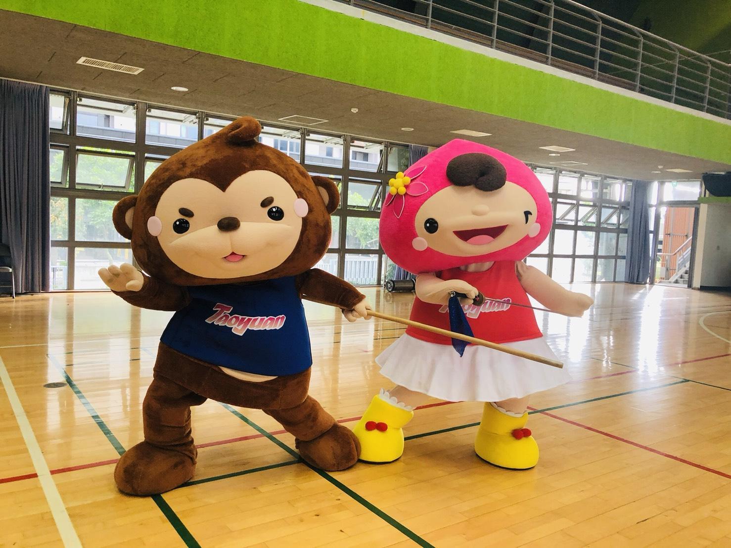 「桃園運動村」現場還有吉祥物ㄚ桃、園哥與民眾同樂。(圖片提供/桃園縣政府)