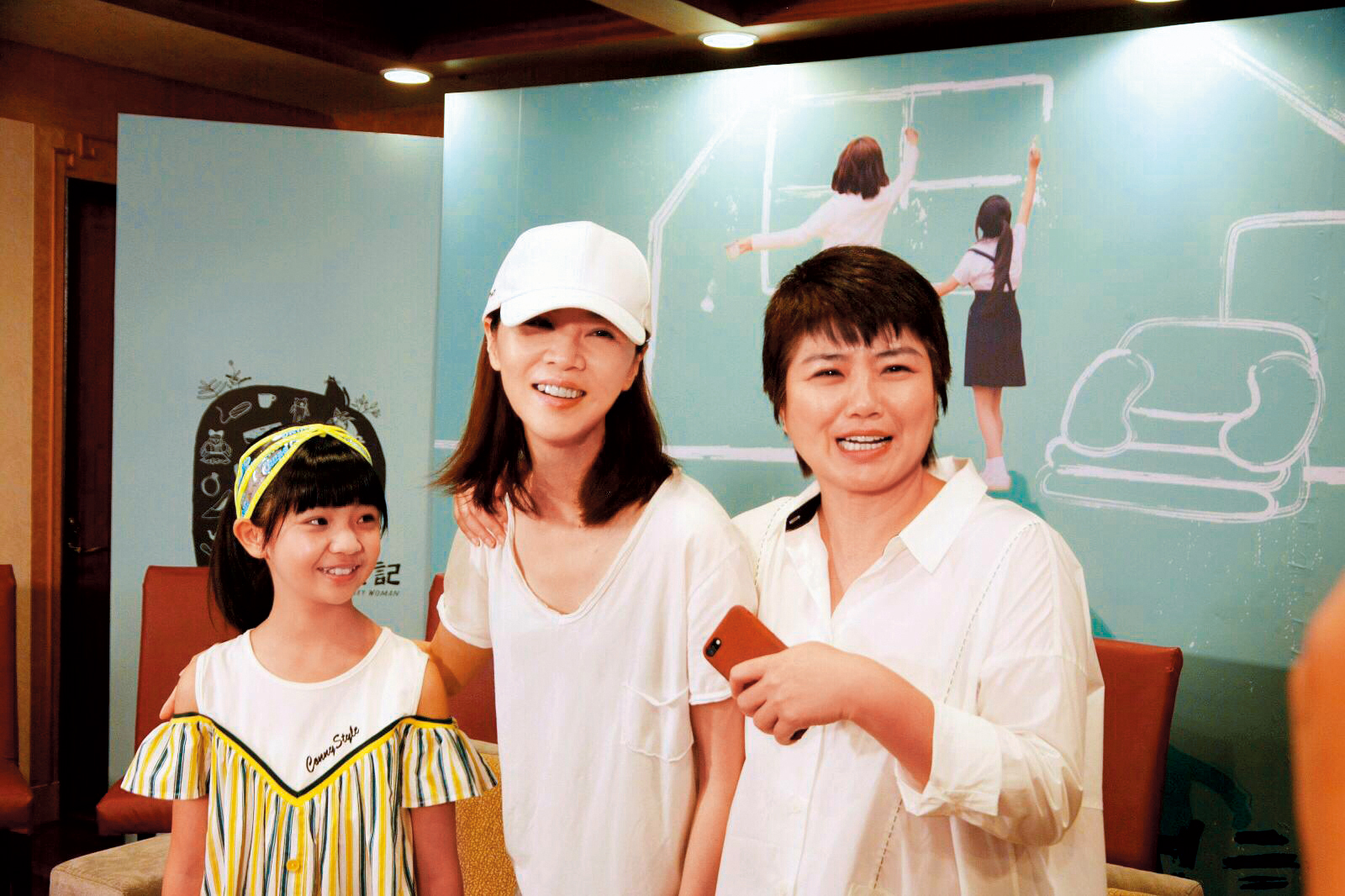 《俗》劇大結局當晚，謝盈萱（中）終於結束神隱，現身直播見面會，看起來仍有病容。左為吳以涵，右為嚴藝文。（華視提供）