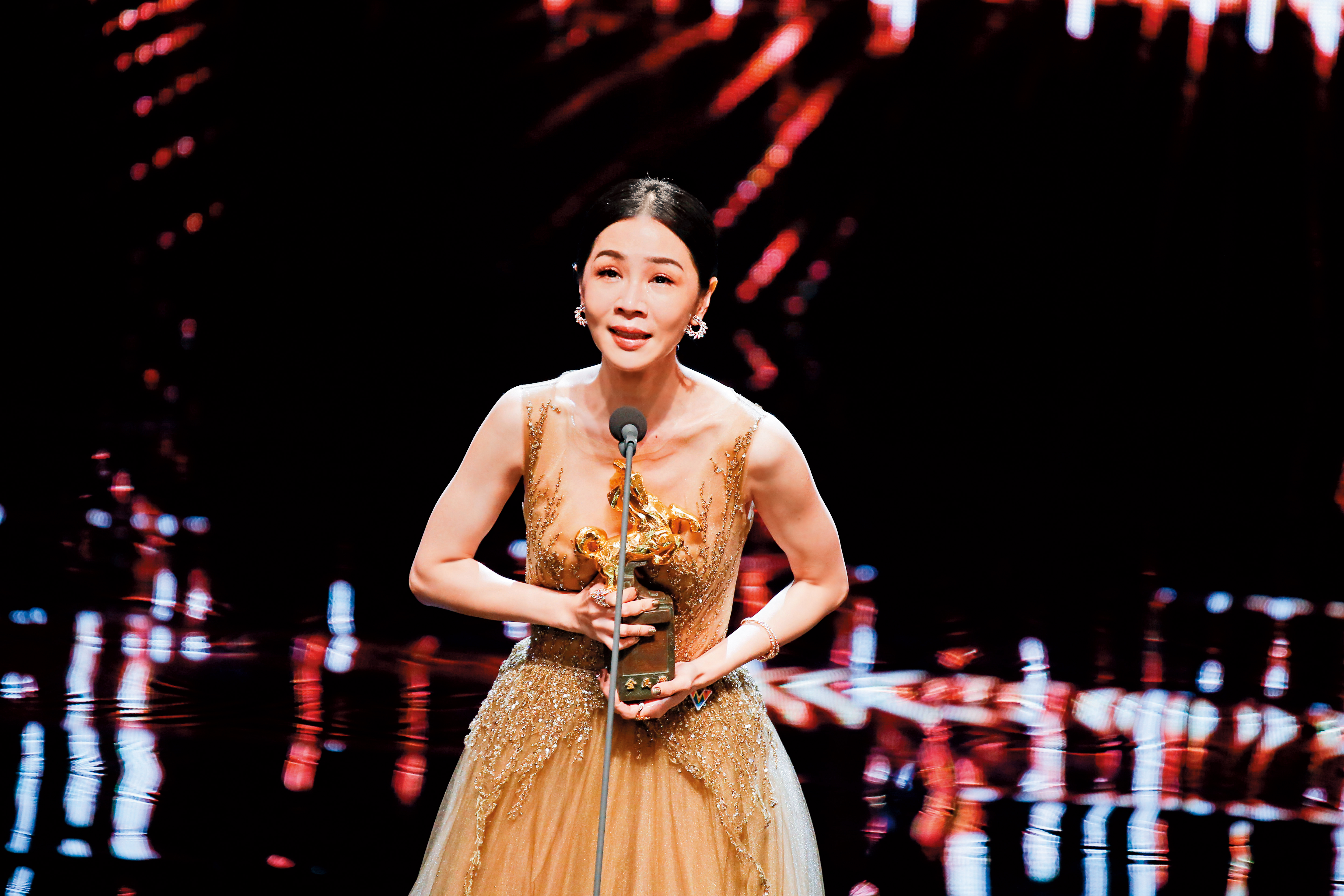 以大熱姿態拿下金馬影后，但謝盈萱卻不習慣爆紅滋味，得獎後更稱「想躲起來」。