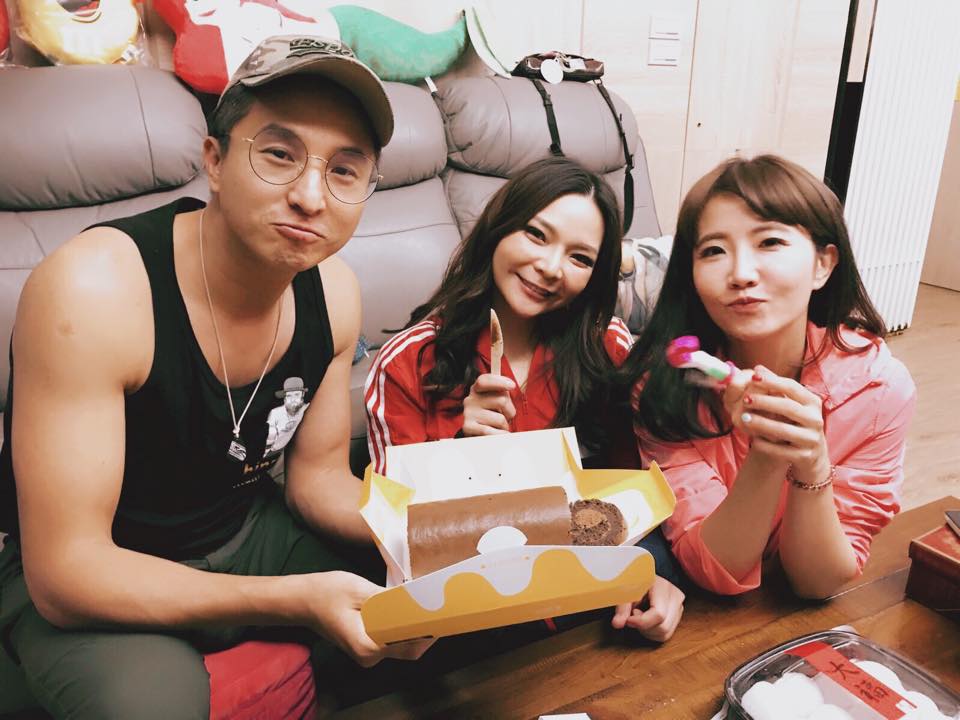 謝忻被爆不倫戀，無法獲得外界諒解，日前她被爆與小甜甜（中）去拜四面佛。（翻攝自外景小公主- 謝忻的粉絲團）