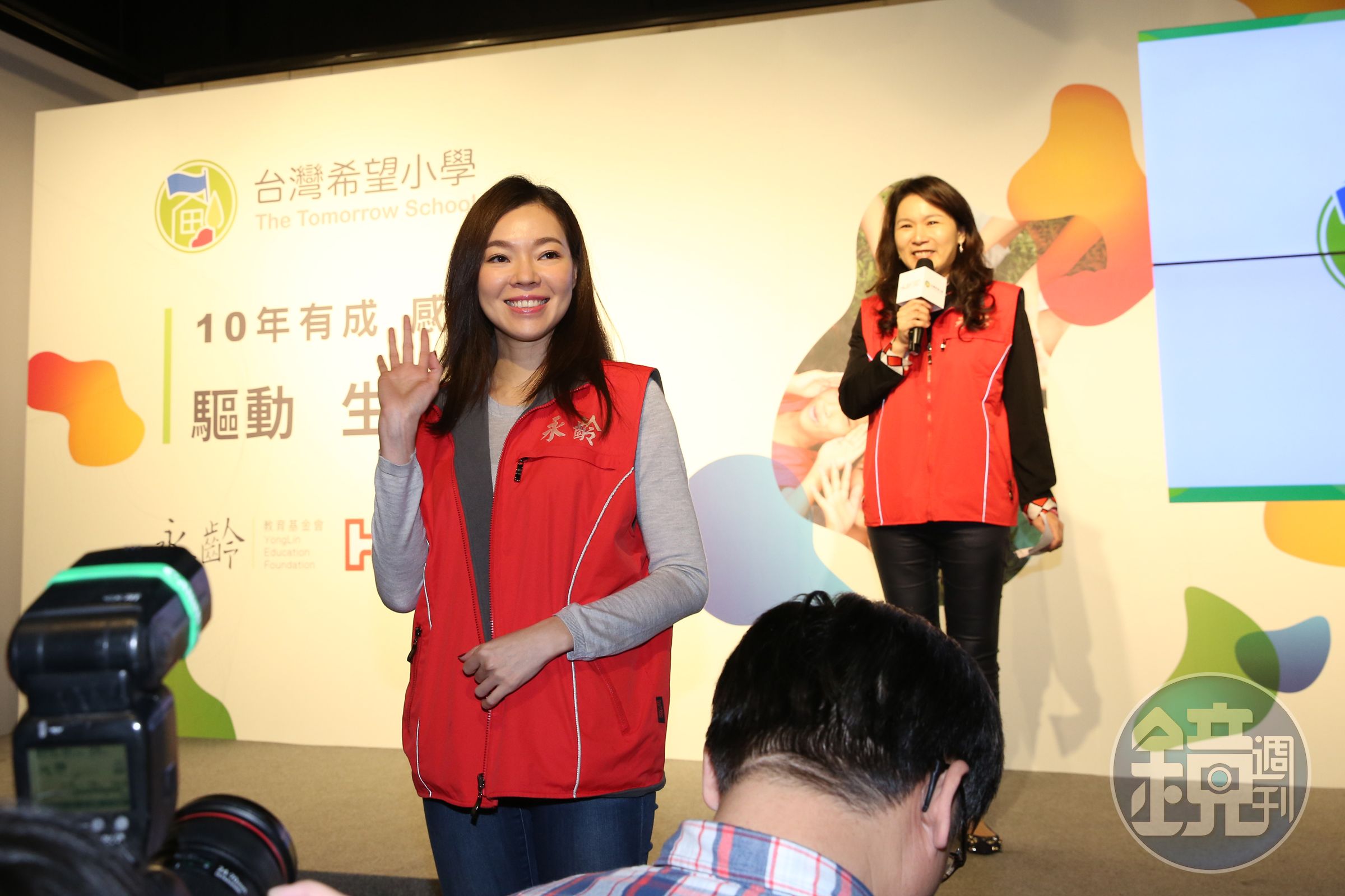 郭董夫人曾馨瑩（左）出席永齡慈善基金會活動，劉宥彤（右）親自當主持人介紹。