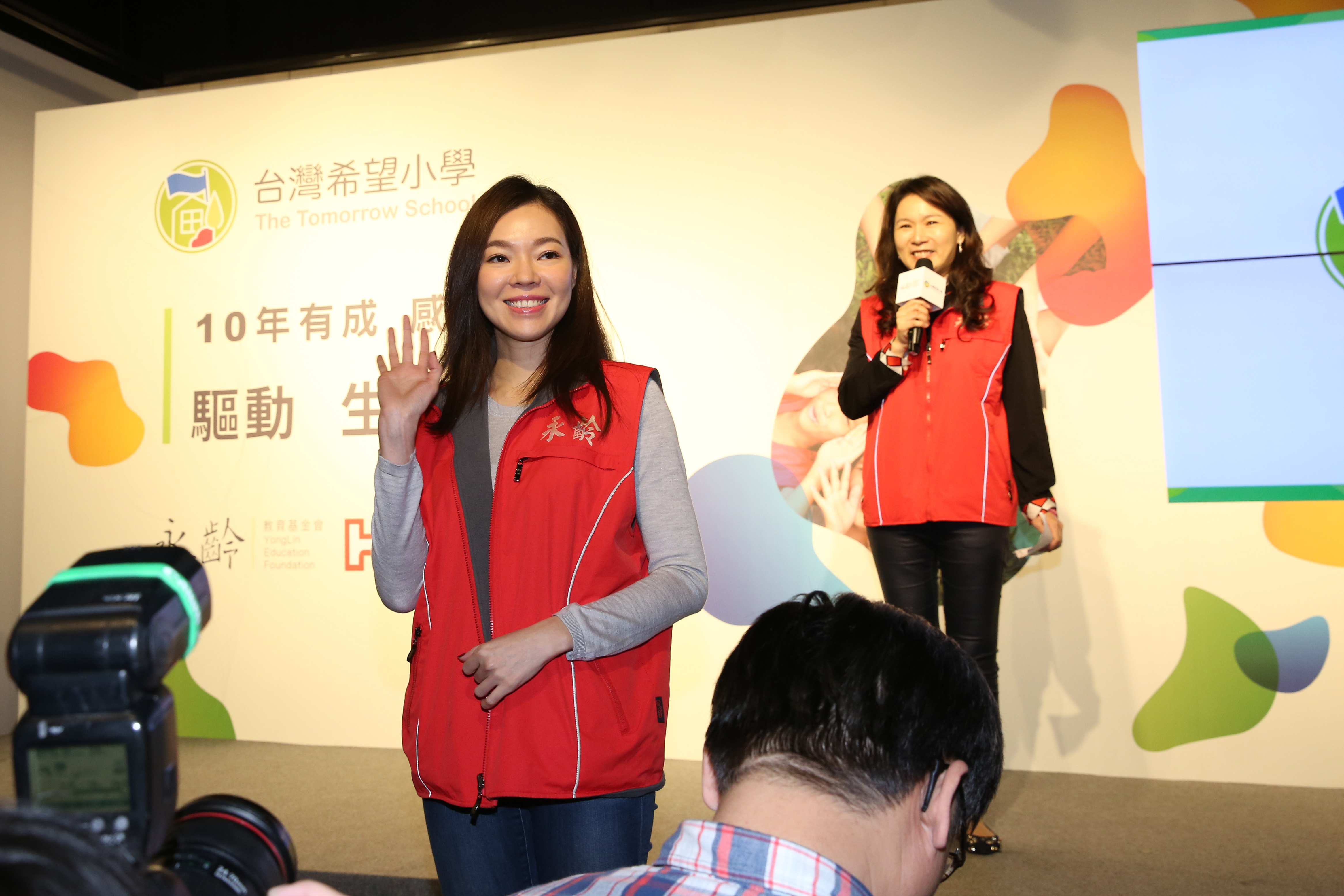 郭董夫人曾馨瑩（左）出席永齡慈善基金會活動，劉宥彤（右）親自當主持人介紹。