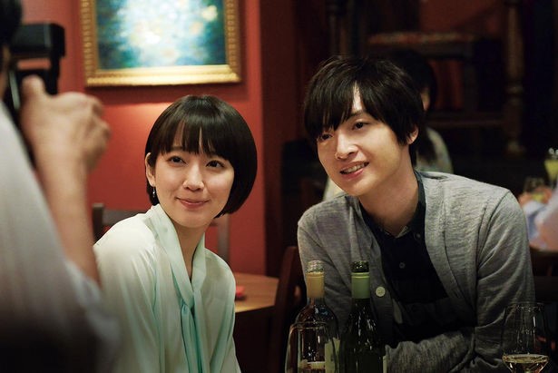 玉森裕太(右)在新片 《平行世界的愛情故事》愛上好友的女友,3人的人生因此掀起滔天巨浪。(翻攝自https://movie.walkerplus.com)