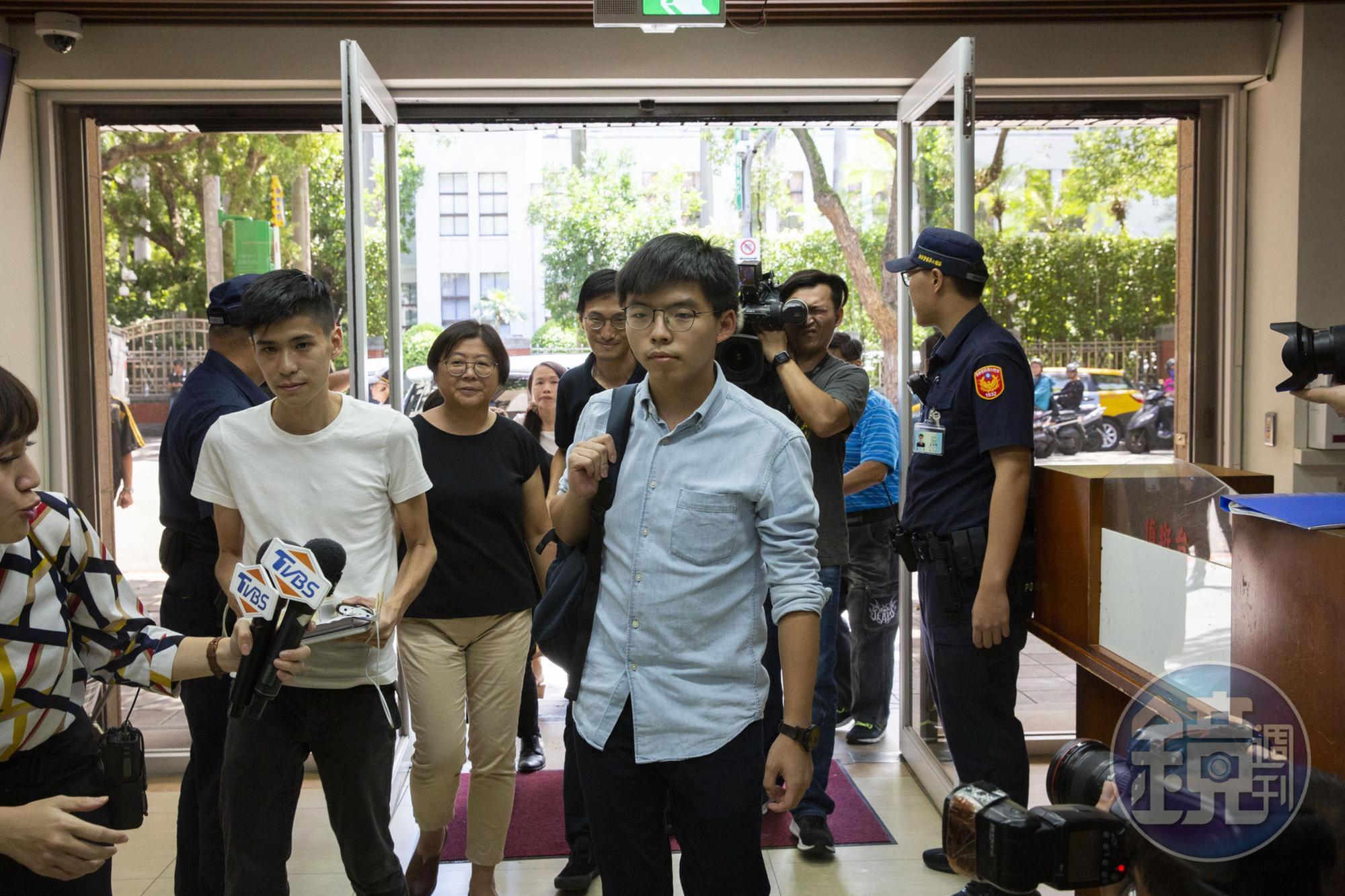 香港眾志祕書長黃之鋒一行人下午拜會立法院時代力量黨團。