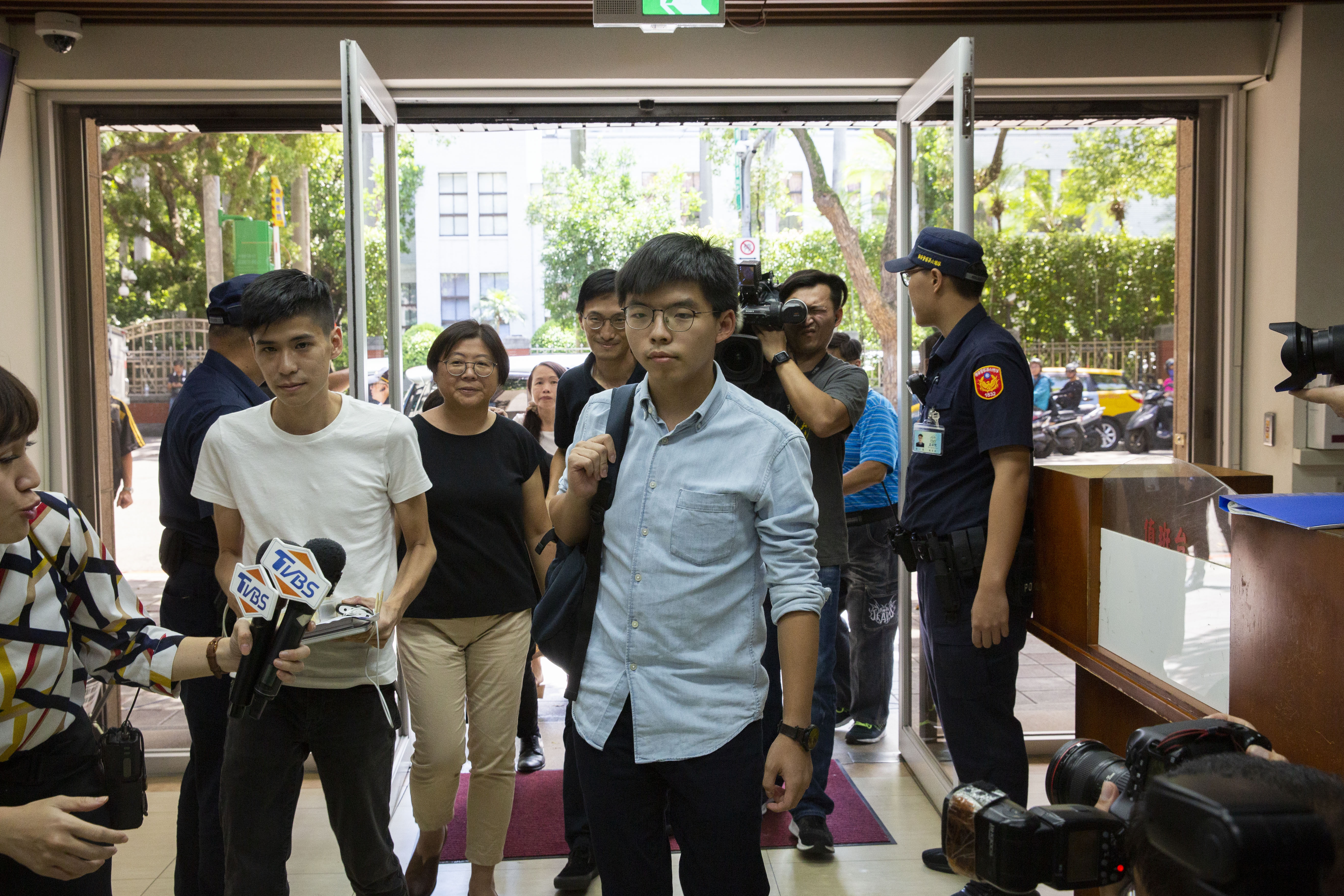 香港眾志祕書長黃之鋒一行人下午拜會立法院時代力量黨團。