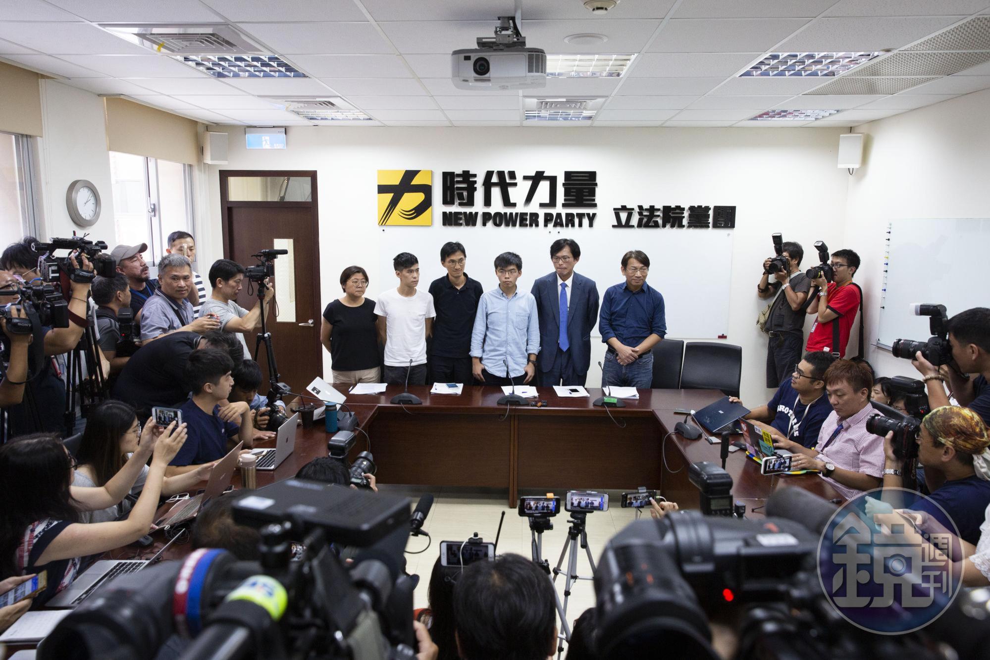黃之鋒一行人拜會時代力量黨主席徐永明、立委黃國昌及立院黨團主任陳惠敏等人,並提出三項呼籲。