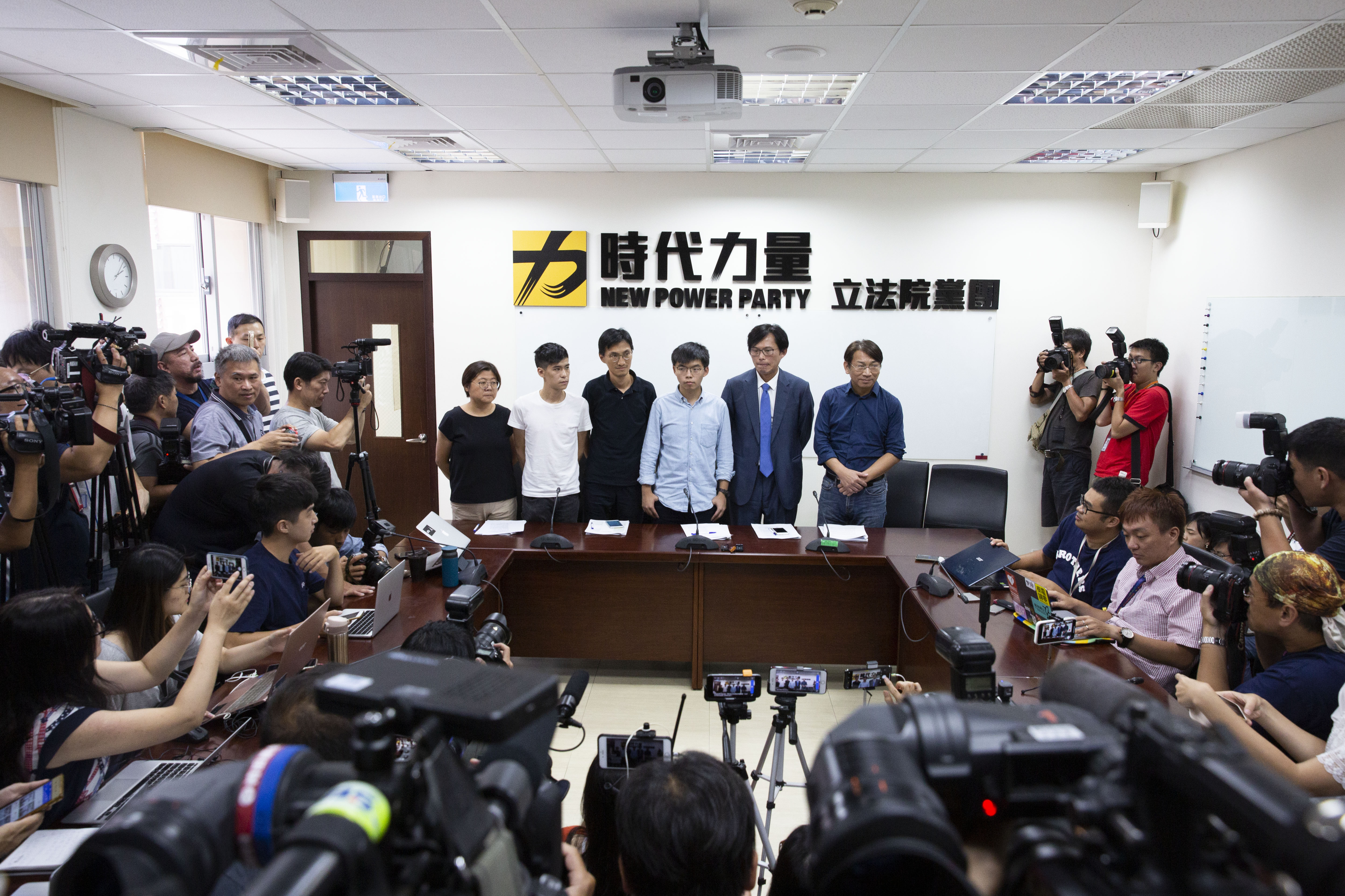 黃之鋒一行人拜會時代力量黨主席徐永明、立委黃國昌及立院黨團主任陳惠敏等人,並提出三項呼籲。