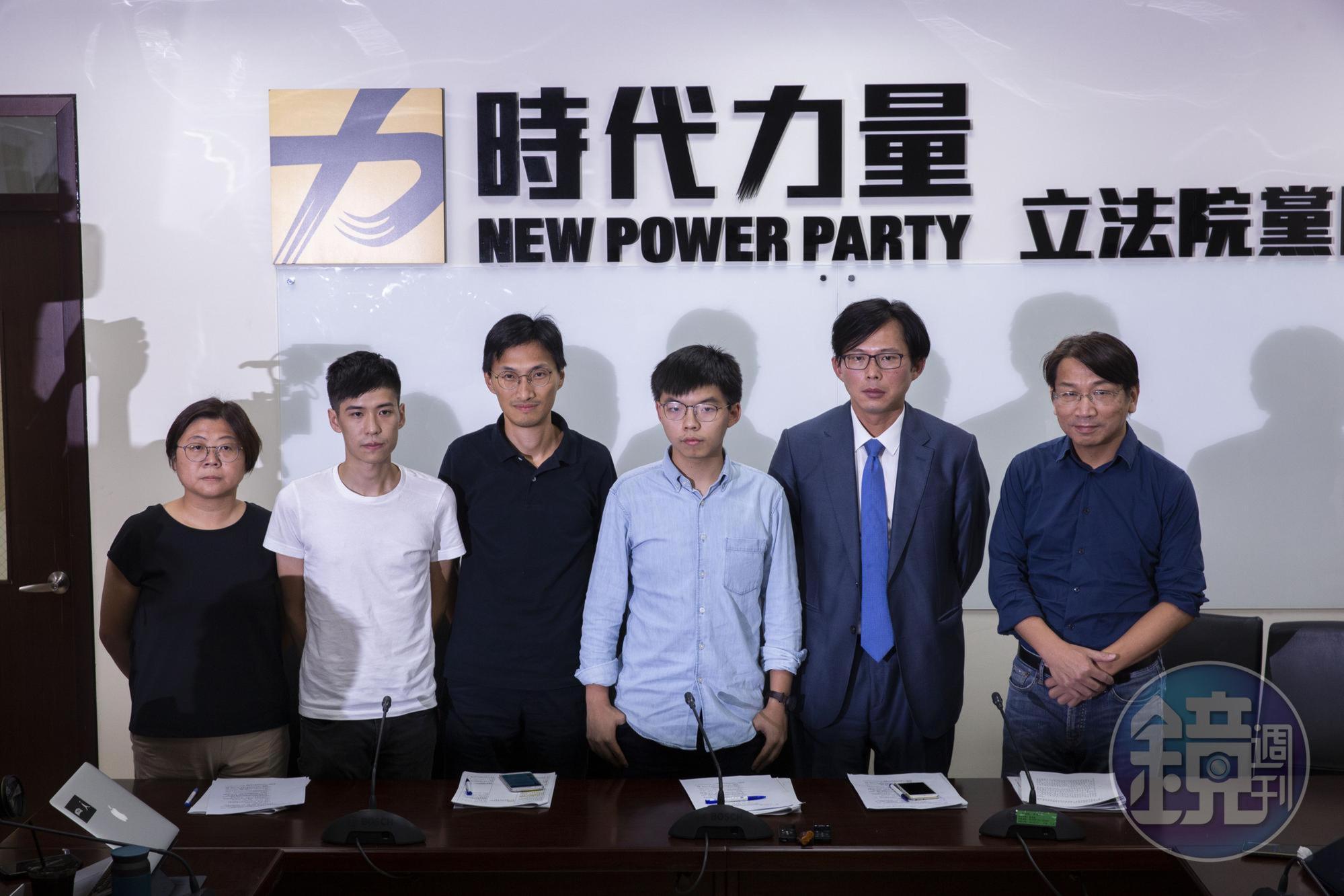 香港眾志祕書長黃之鋒（右3）偕同香港立法會議員朱凱迪（左3）、學聯前副祕書長岑敖暉（左2）抵達台灣，拜訪時代力量黨團。（翻攝畫面）