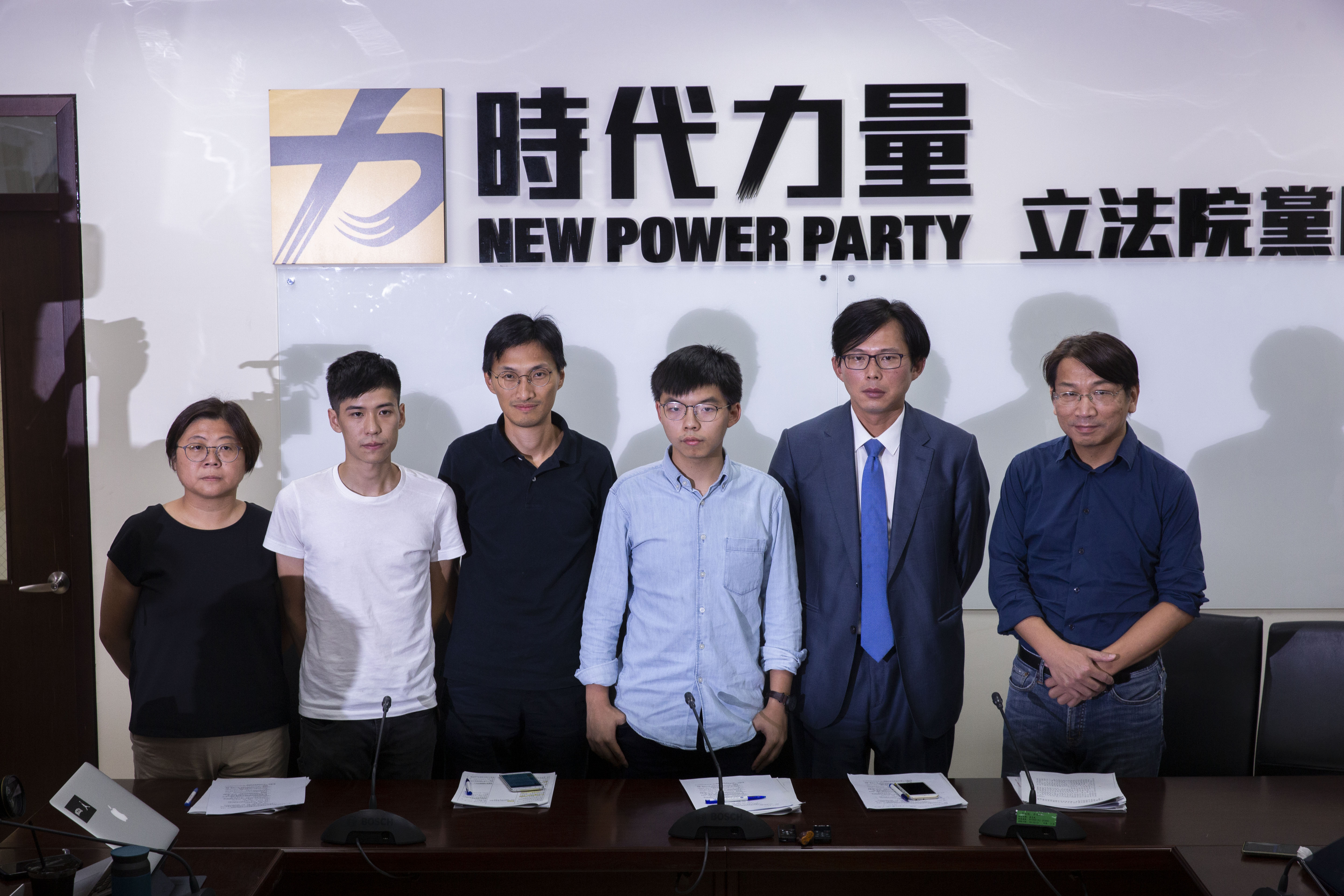 香港眾志祕書長黃之鋒（右3）偕同香港立法會議員朱凱迪（左3）、學聯前副祕書長岑敖暉（左2）抵達台灣，拜訪時代力量黨團。（翻攝畫面）