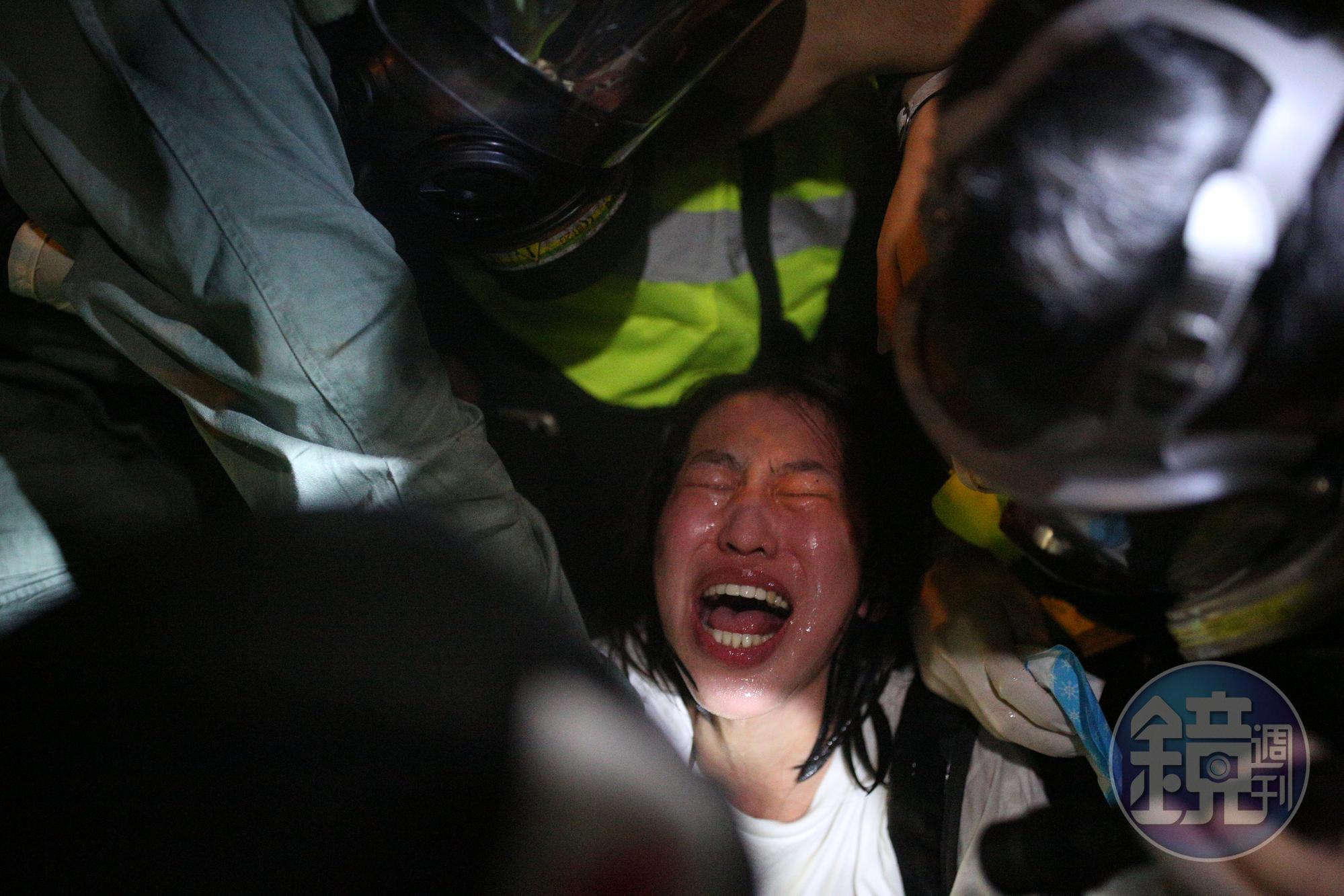 一名示威者被警員壓制在地上不斷哭喊。