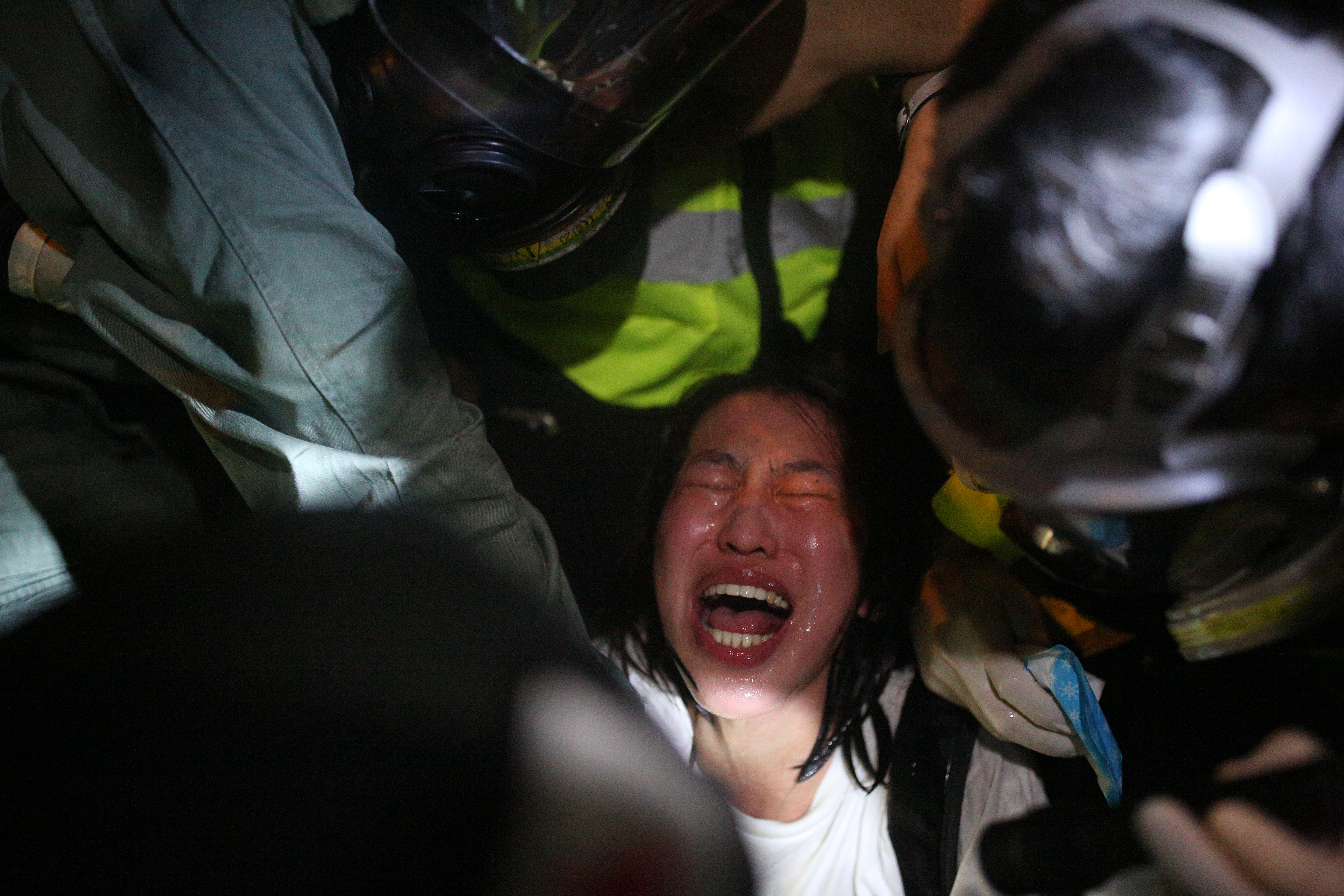 一名示威者被警員壓制在地上不斷哭喊。
