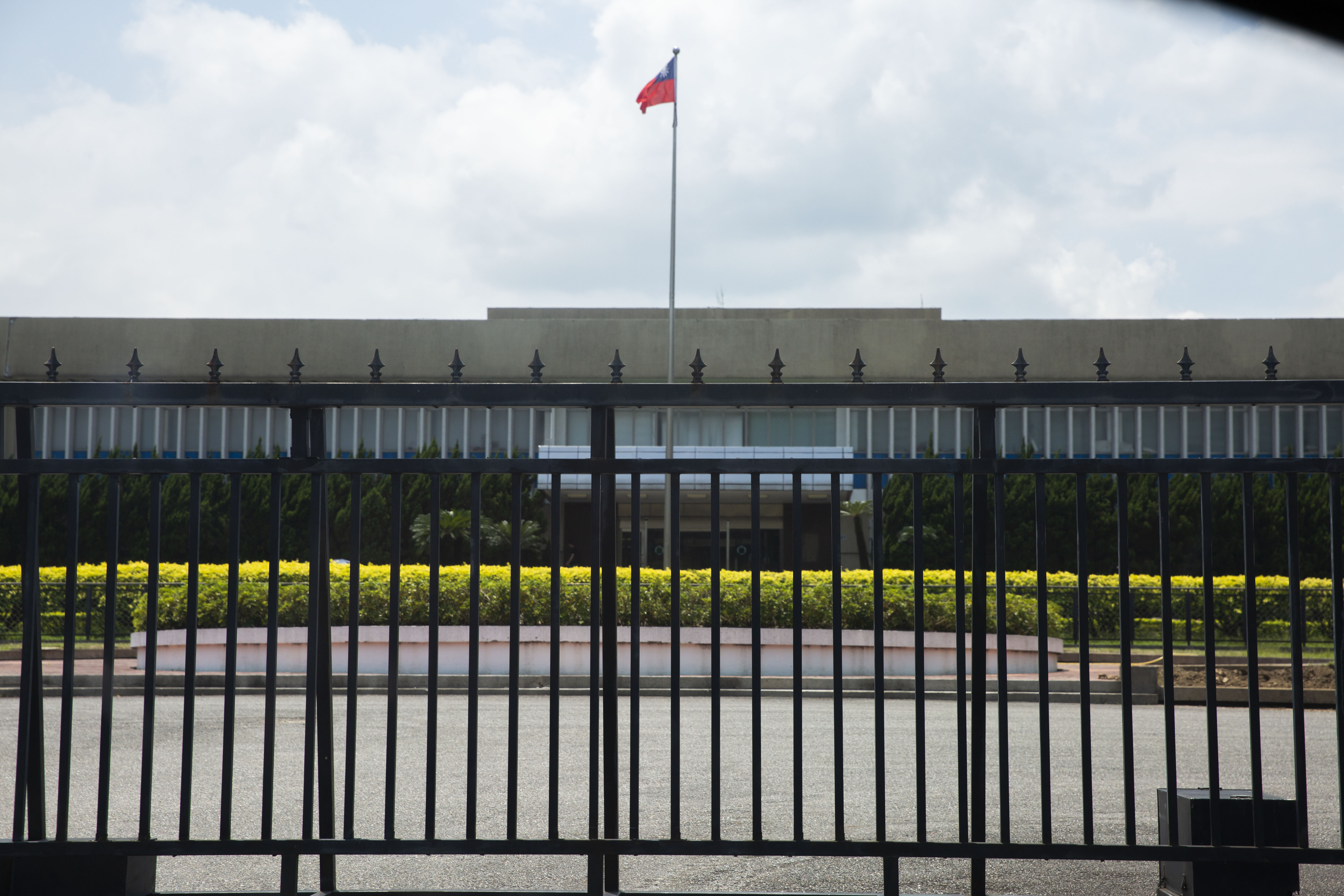 中央印製廠繞過公開招標，直接取得新式身分證標案，引發質疑。