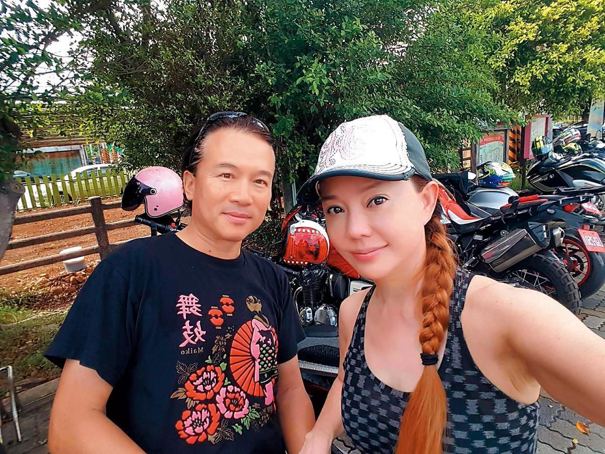 孫鵬（左）曾跟「蠍女」過從甚密，但是狄鶯更為強勢。蠍女如今已經另嫁王傳一。（翻攝孫鵬臉書）