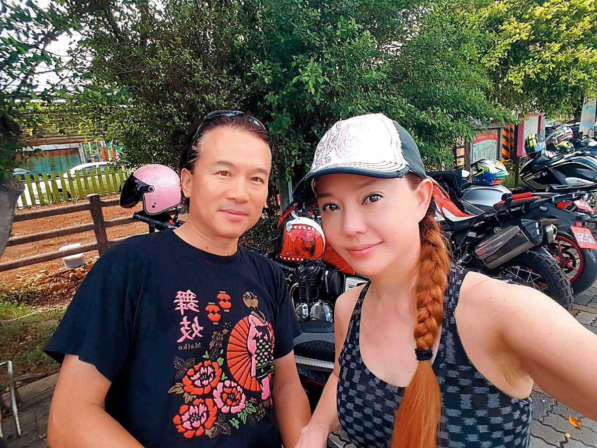 孫鵬（左）曾跟「蠍女」過從甚密，但是狄鶯更為強勢。蠍女如今已經另嫁王傳一。（翻攝孫鵬臉書）