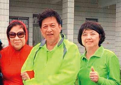 張姓獅奶（右）侵門踏戶，到周遊家搶人老公，只是周遊（左）更強勢，把腥夫給成功奪回。（翻攝臉書）