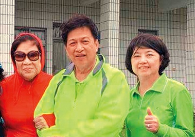 張姓獅奶(右)侵門踏戶,到周遊家搶人老公,只是周遊(左)更強勢,把腥夫給成功奪回。(翻攝臉書)